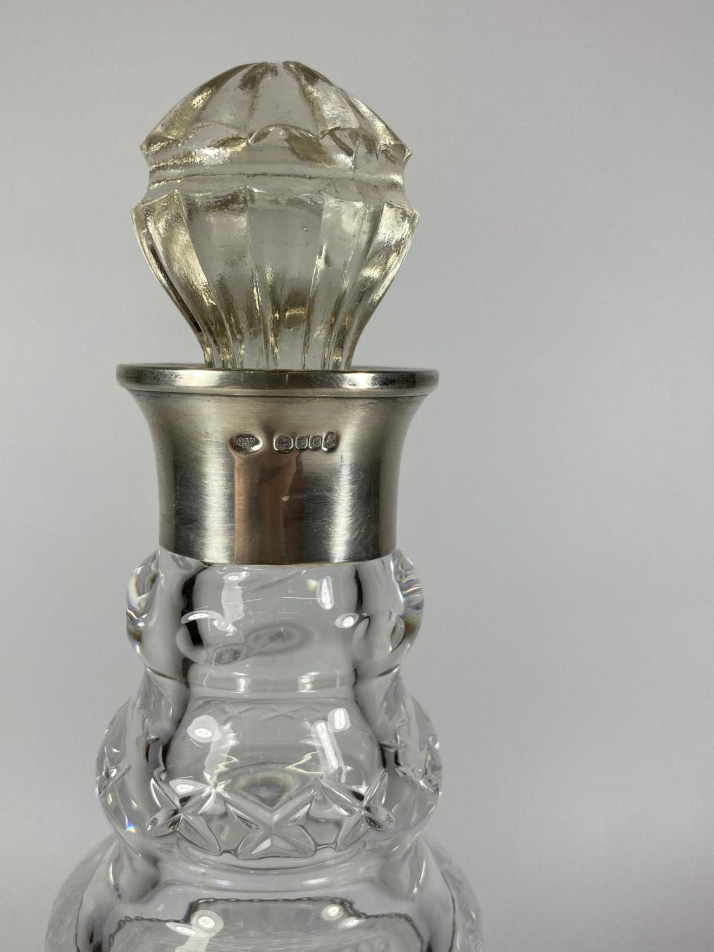 A HALLMARKED SILVER COLLARED & CUT GLASS DECANTER, LONDON, 1960, MAKERS SEARLE & CO LTD WITH FURTHER - Image 3 of 3