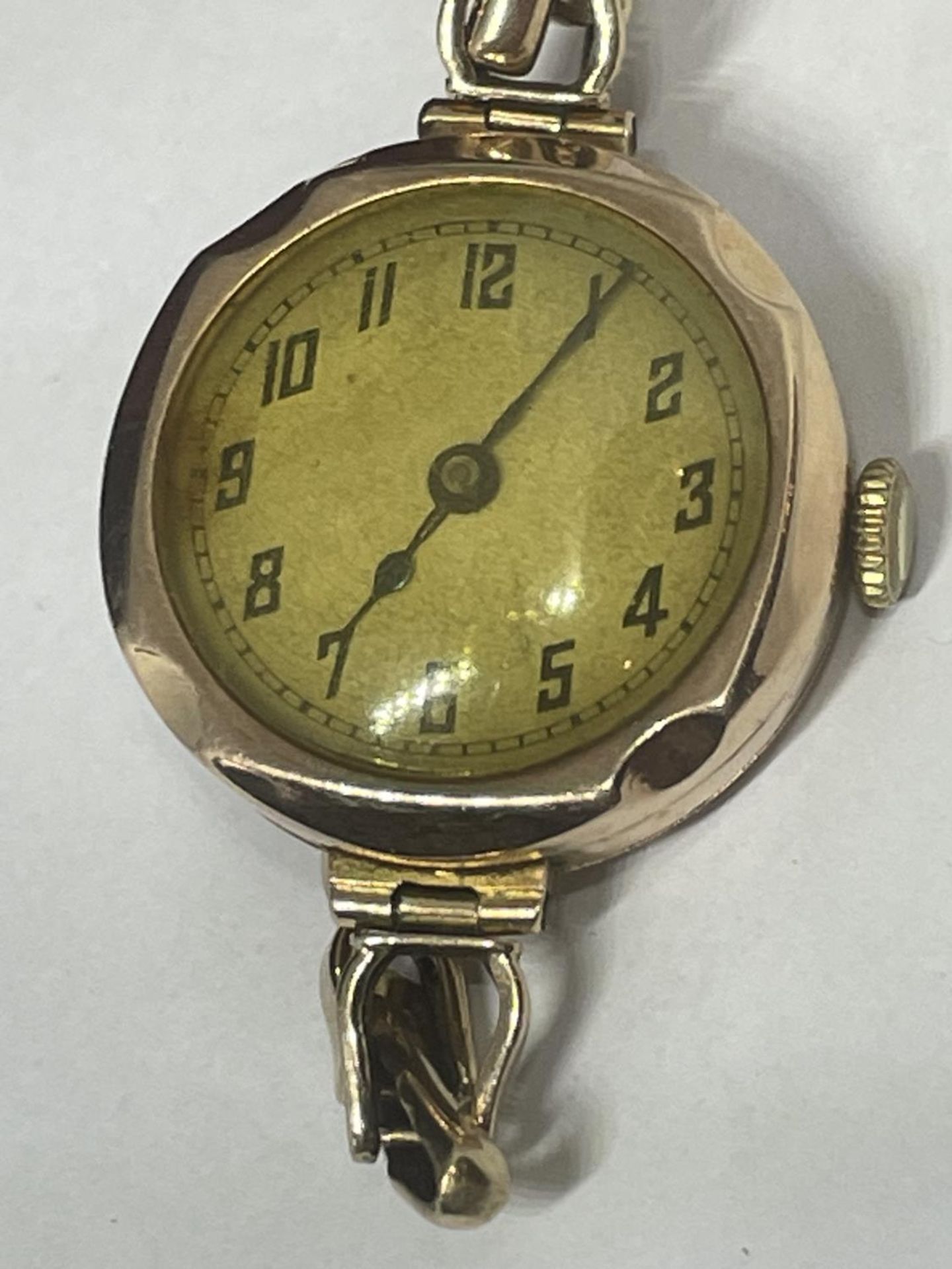 A VINTAGE 9CT YELLOW GOLD LADIES WATCH & STRAP, WEIGHT 18.54G - Image 2 of 3