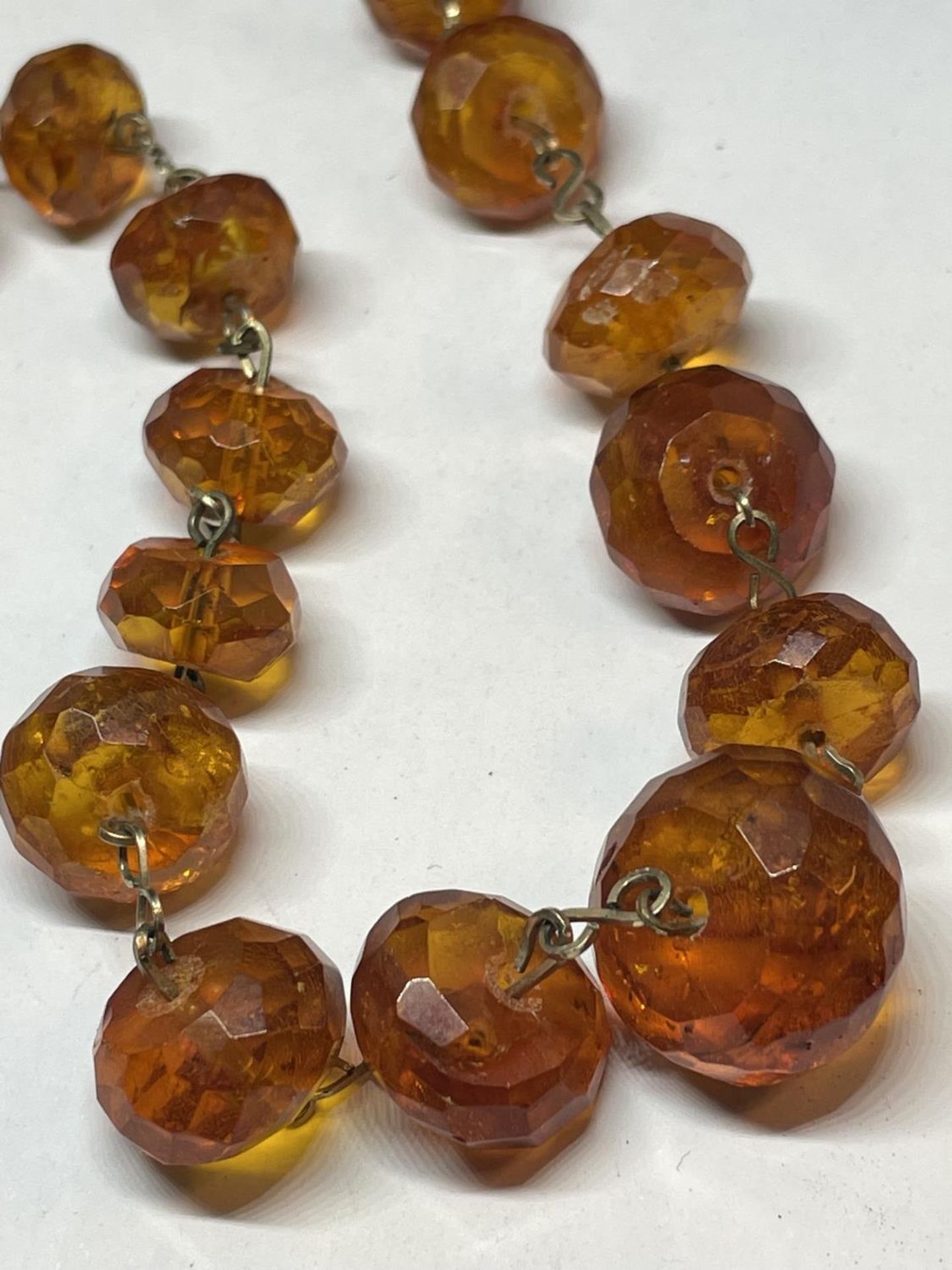 AN AMBER EFFECT NECKLACE - Image 2 of 4