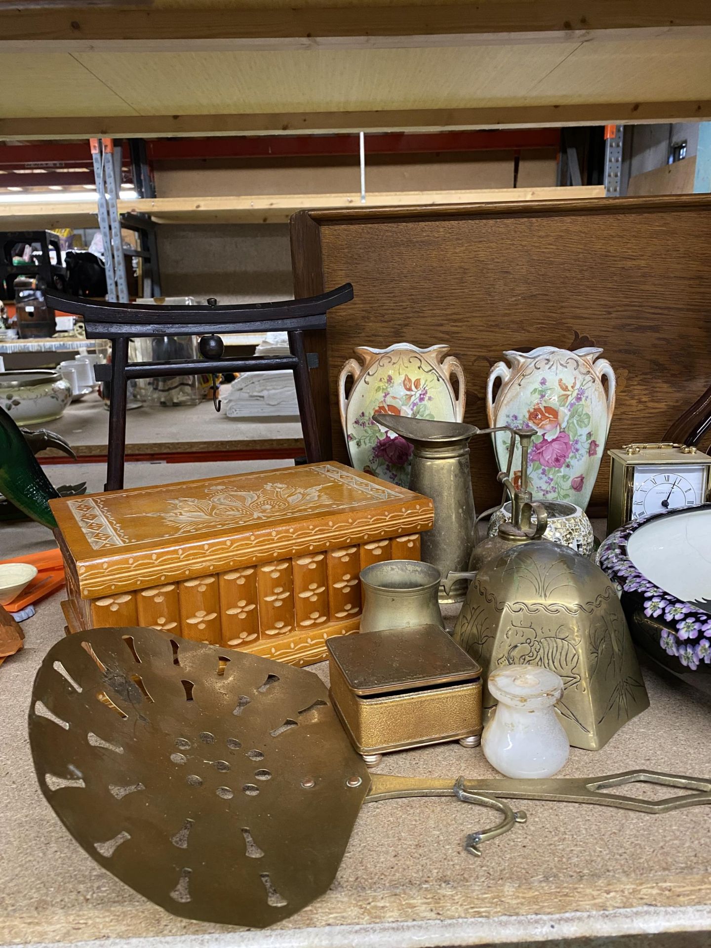 A LARGE MIXED LOT TO INCLUDE A LARGE SHERATON BOWL, VASES, MAPPIN AND WEBB CARRIAGE CLOCK, WOODEN - Image 3 of 4