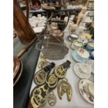 A QUANTITY OF HORSE BRASSES, RETRO WINE CARRRIER BASKETS, COPPER KETTLE, ETC