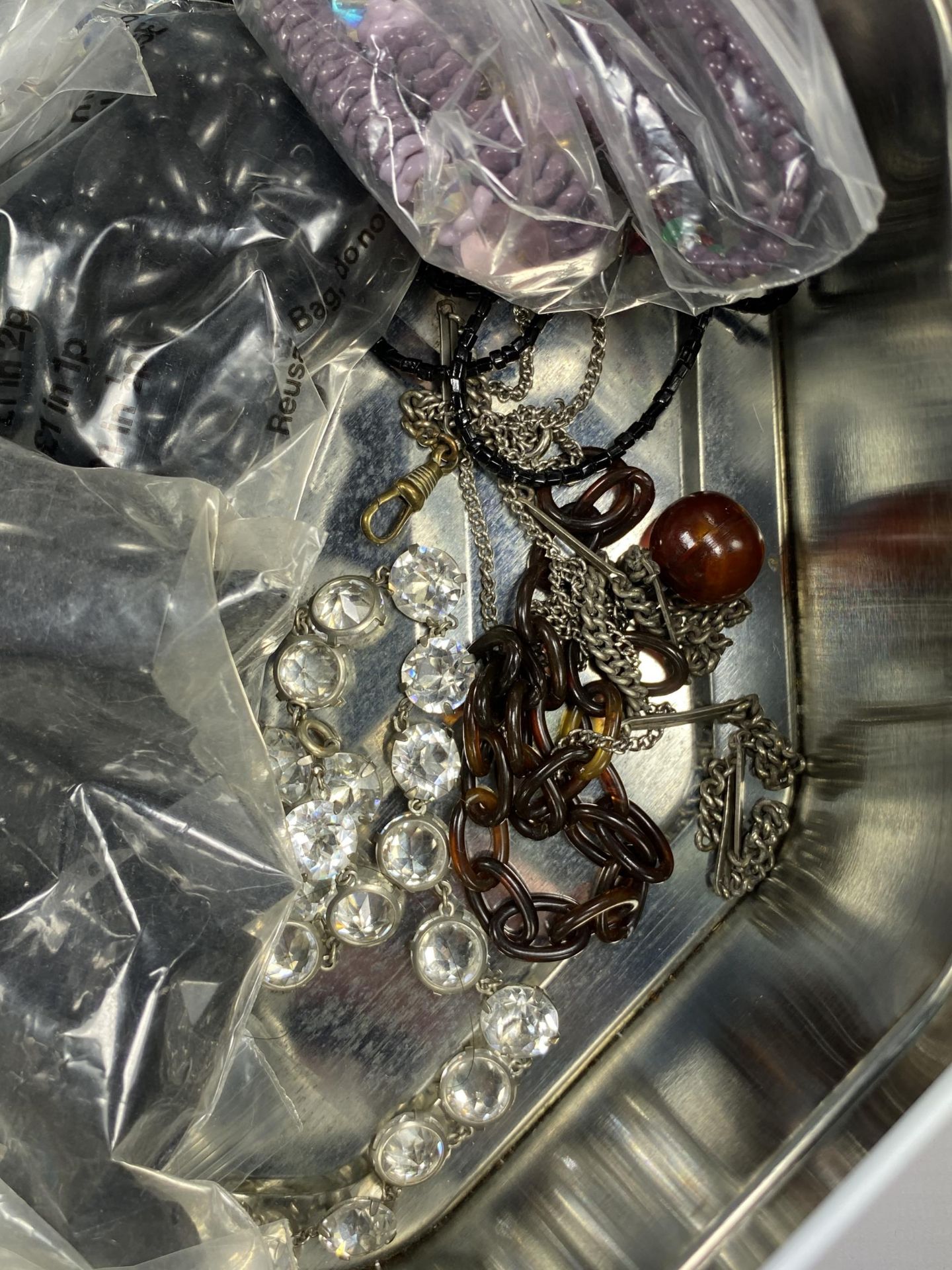 A TIN OF ASSORTED COSTUME JEWELLERY TO INCLUDE BEAD NECKLACES ETC - Image 4 of 4