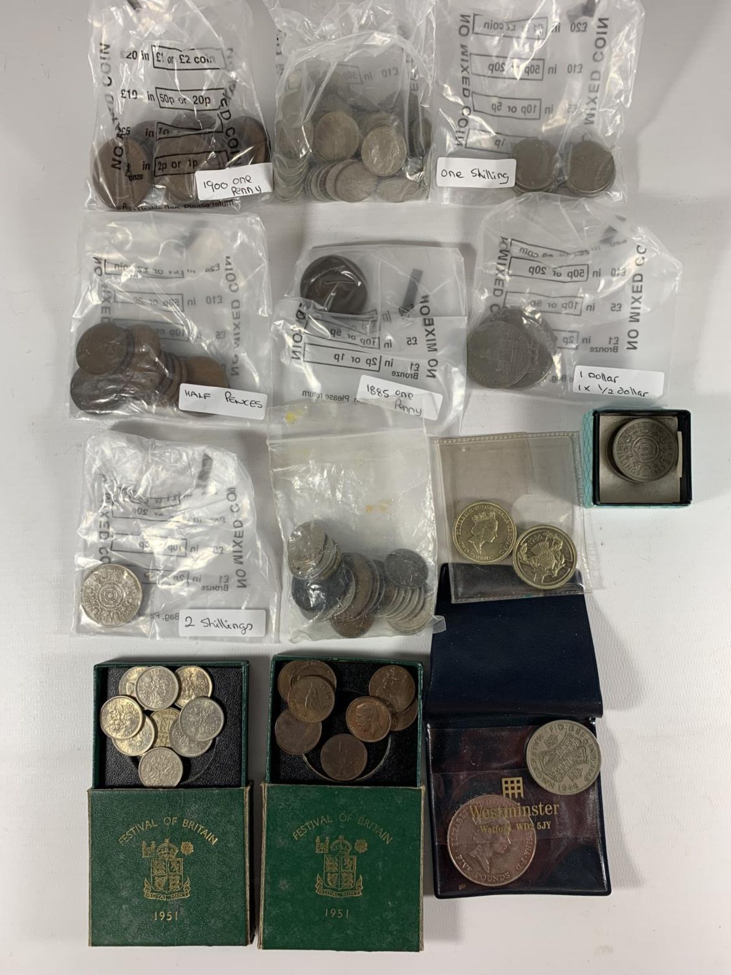 A LARGE QUANTITY OF ASSORTED G.B COINS TO INCLUDE 1948 HALF CROWN, SIXPENCES, SHILLINGS ETC