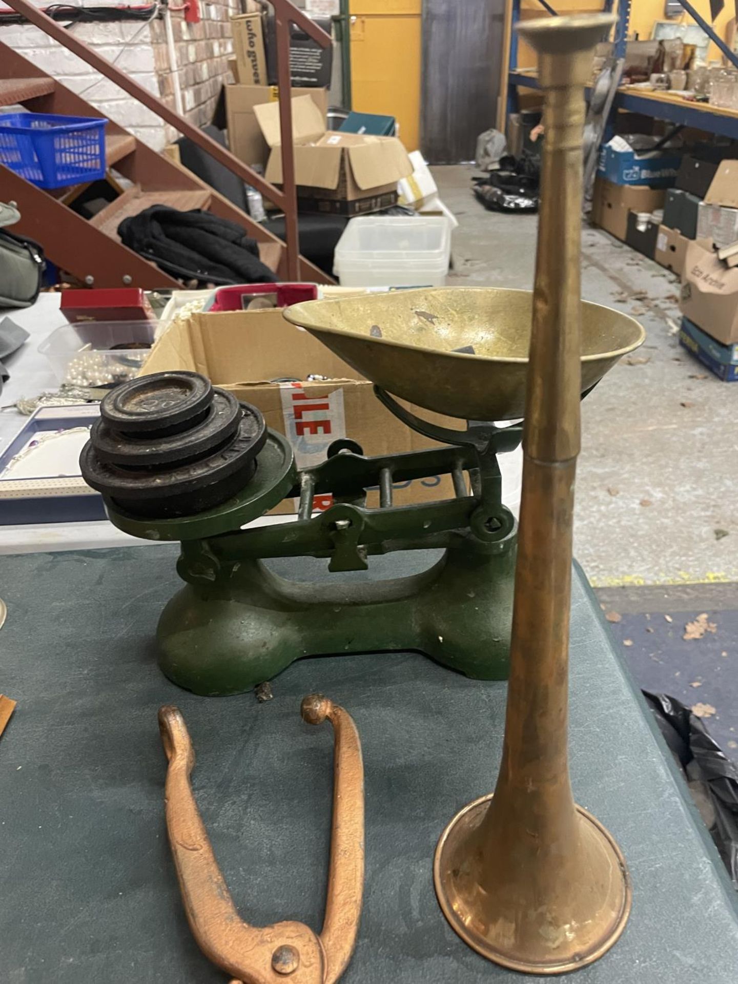 A SET OF VINTAGE SCALES WITH BRASS PAN AND WEIGHTS, A COPPER HUNTING HORN, BRASS BELLS, ETC - Image 3 of 4