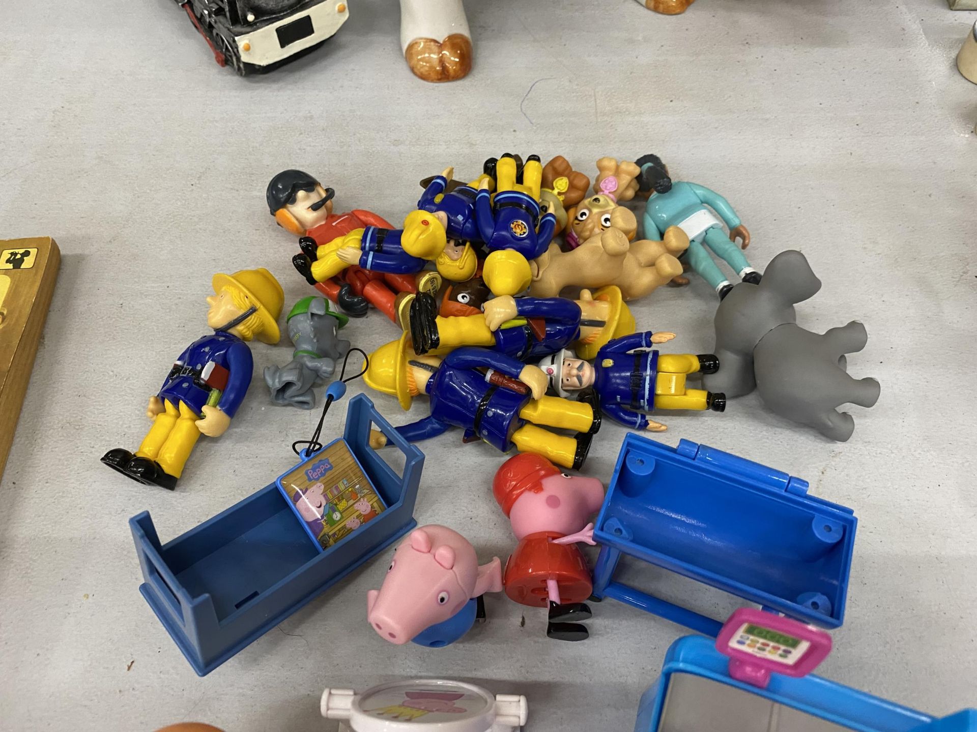 A QUANTITY OF PEPPA PIG FIGURES, PAW PATROL AND FIREMAN SAM - Image 2 of 3