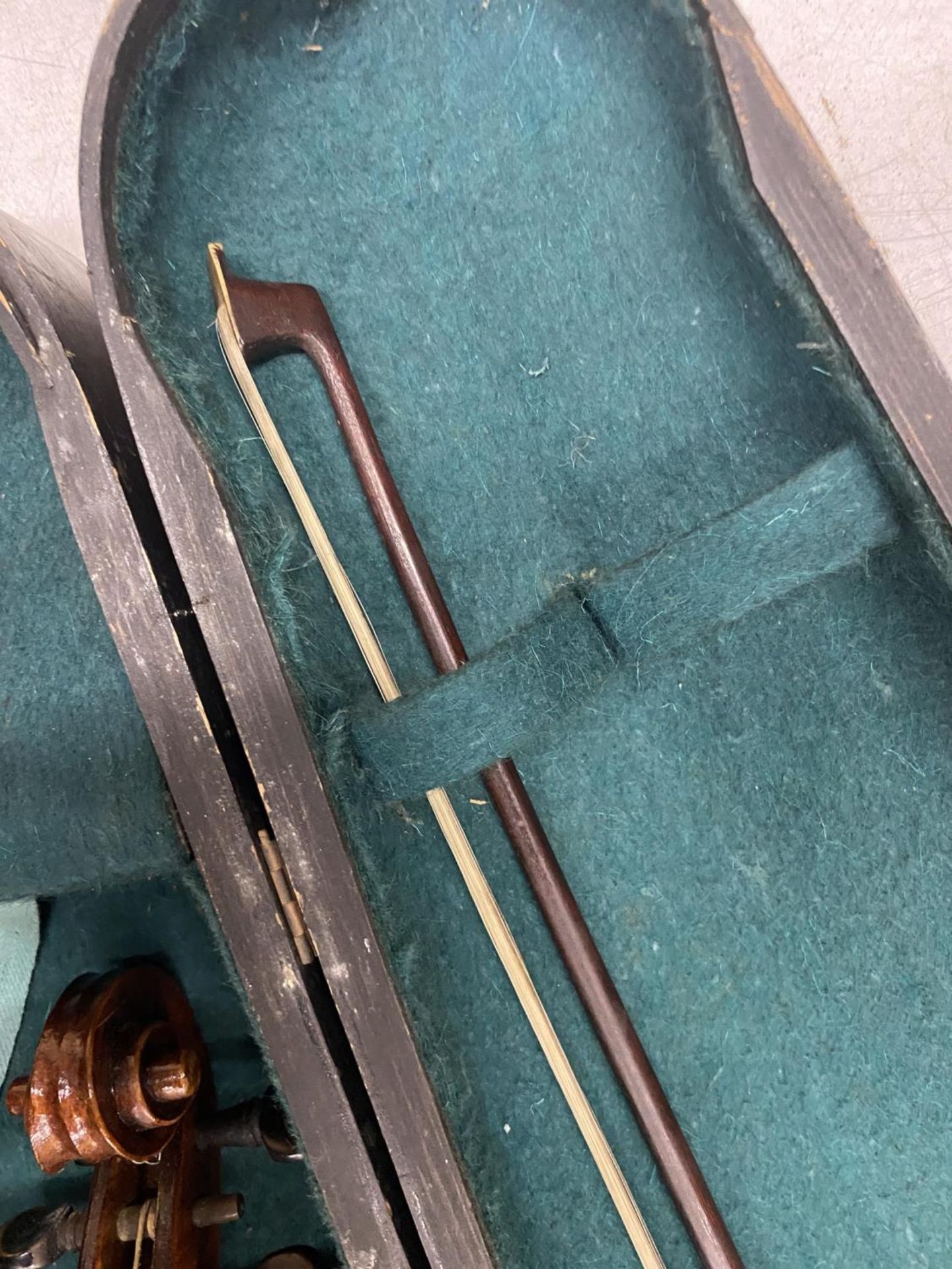 A VINTAGE VIOLIN & BOW IN WOODEN CARRY CASE - Image 7 of 7