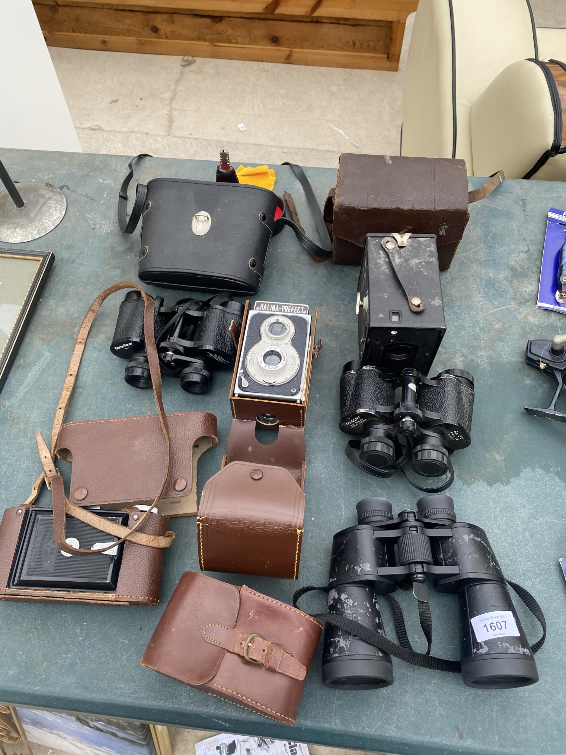 AN ASSORTMENT OF VINTAGE PHOTOGRAPHY EQUIPMENT TO INCLUDE BINOCULARS, CAMERAS AND CAMERA CASES ETC