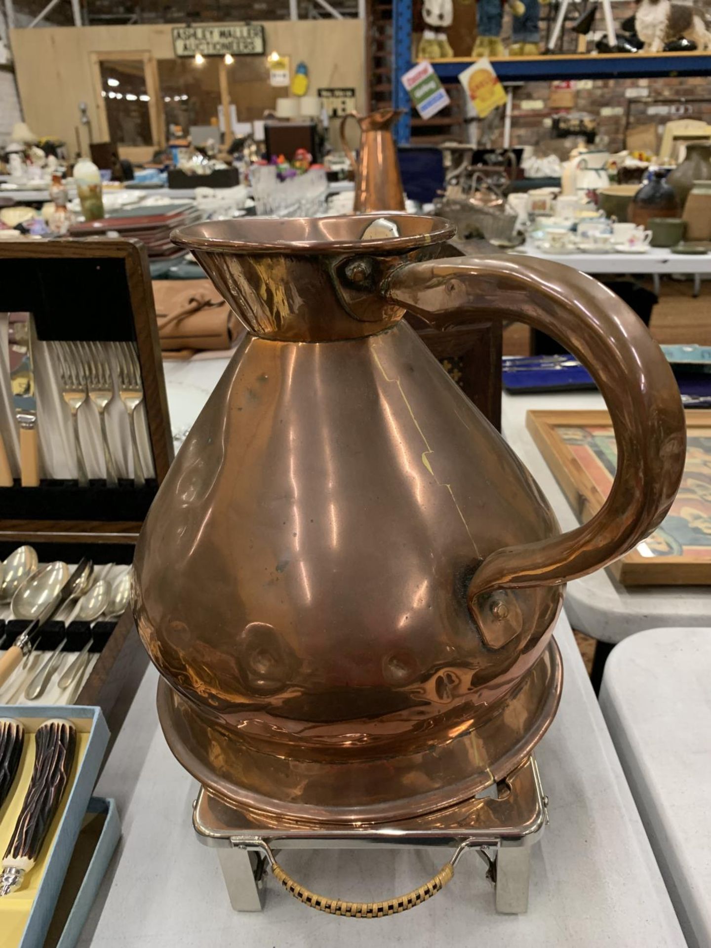 A LARGE GALLON COPPER JUG WITH MAKERS MARK HEIGHT 25CM PLUS A BURNER - Image 2 of 5
