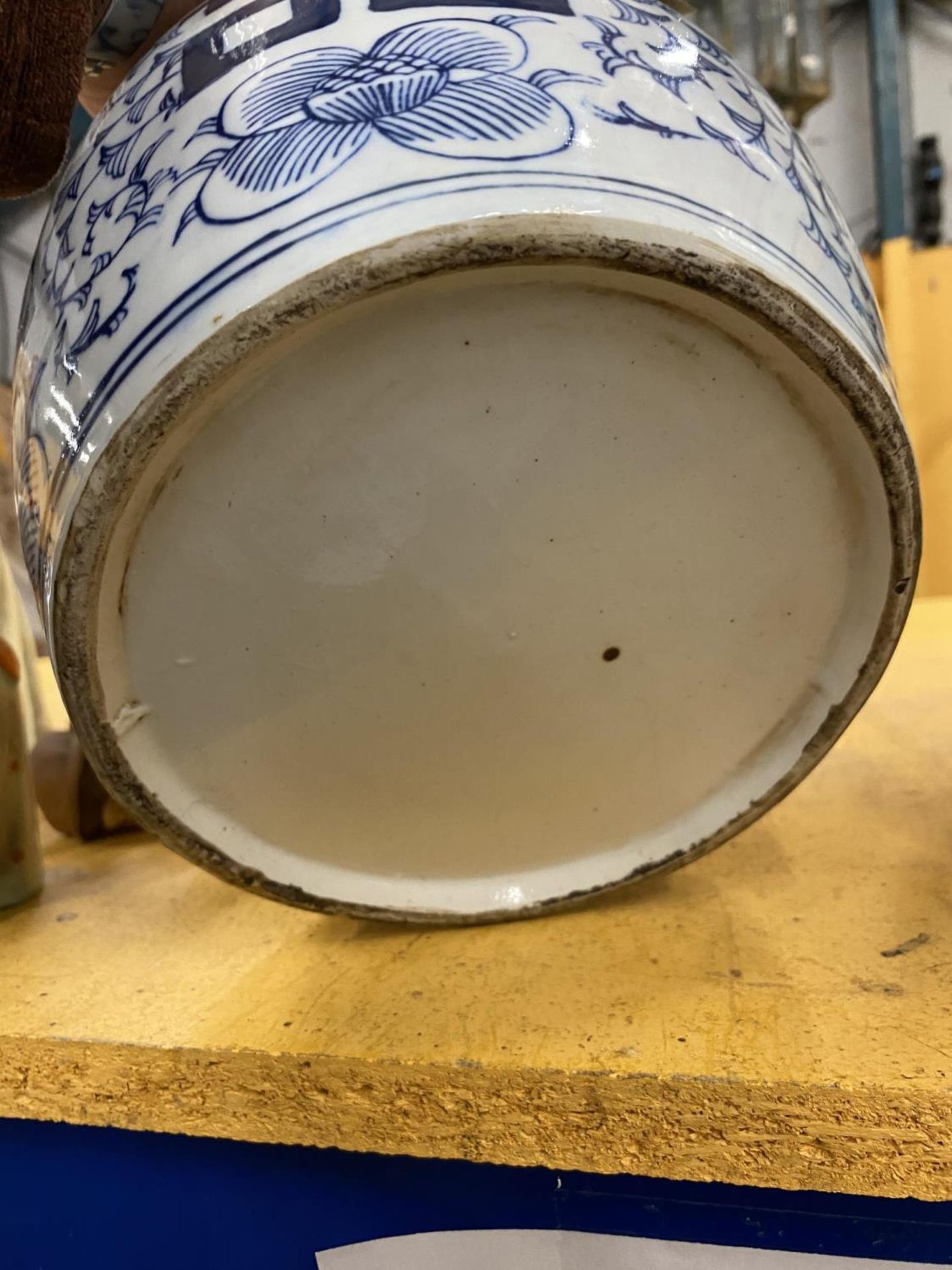 A LARGE CHINESE BLUE & WHITE OVOID FORM MARRIAGE / GINGER JAR, UNMARKED TO BASE, HEIGHT 26CM - Image 4 of 4