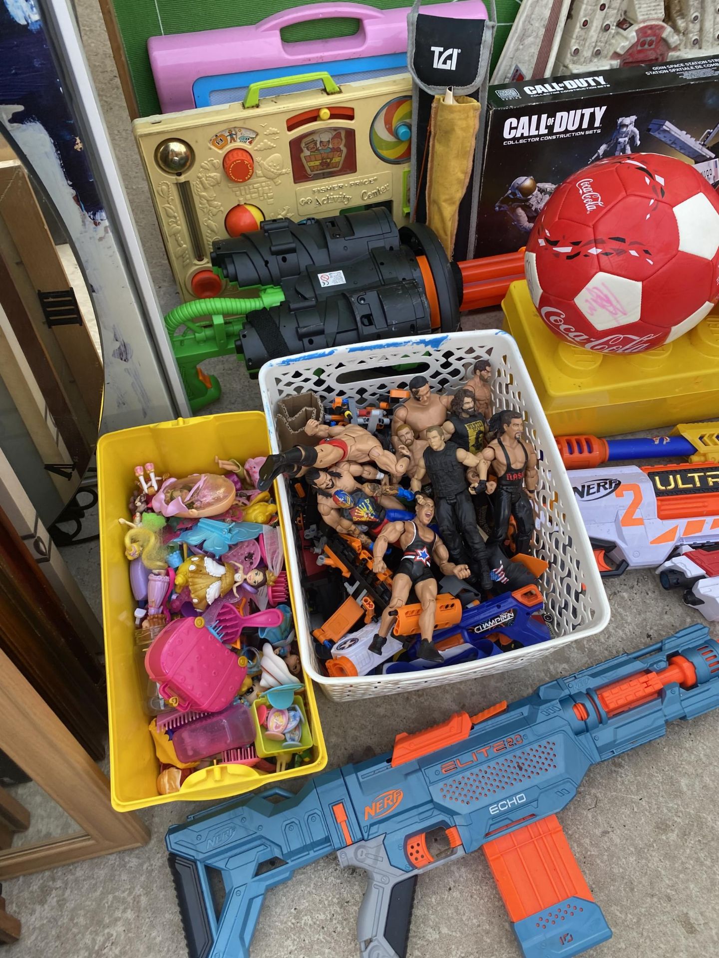 A LARGE ASSORTMENT OF TOYS TO INCLUDE WRESTLING FIGURES, NERF GUNS AND A DUMPER TRUCK ETC - Image 2 of 7