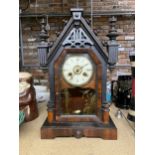 A VINTAGE MAHOGANY CLOCK IN A GOTHIC STYLE WITH GILDED GLASS, COMPLETE WITH PENDULUM AND KEY - IN