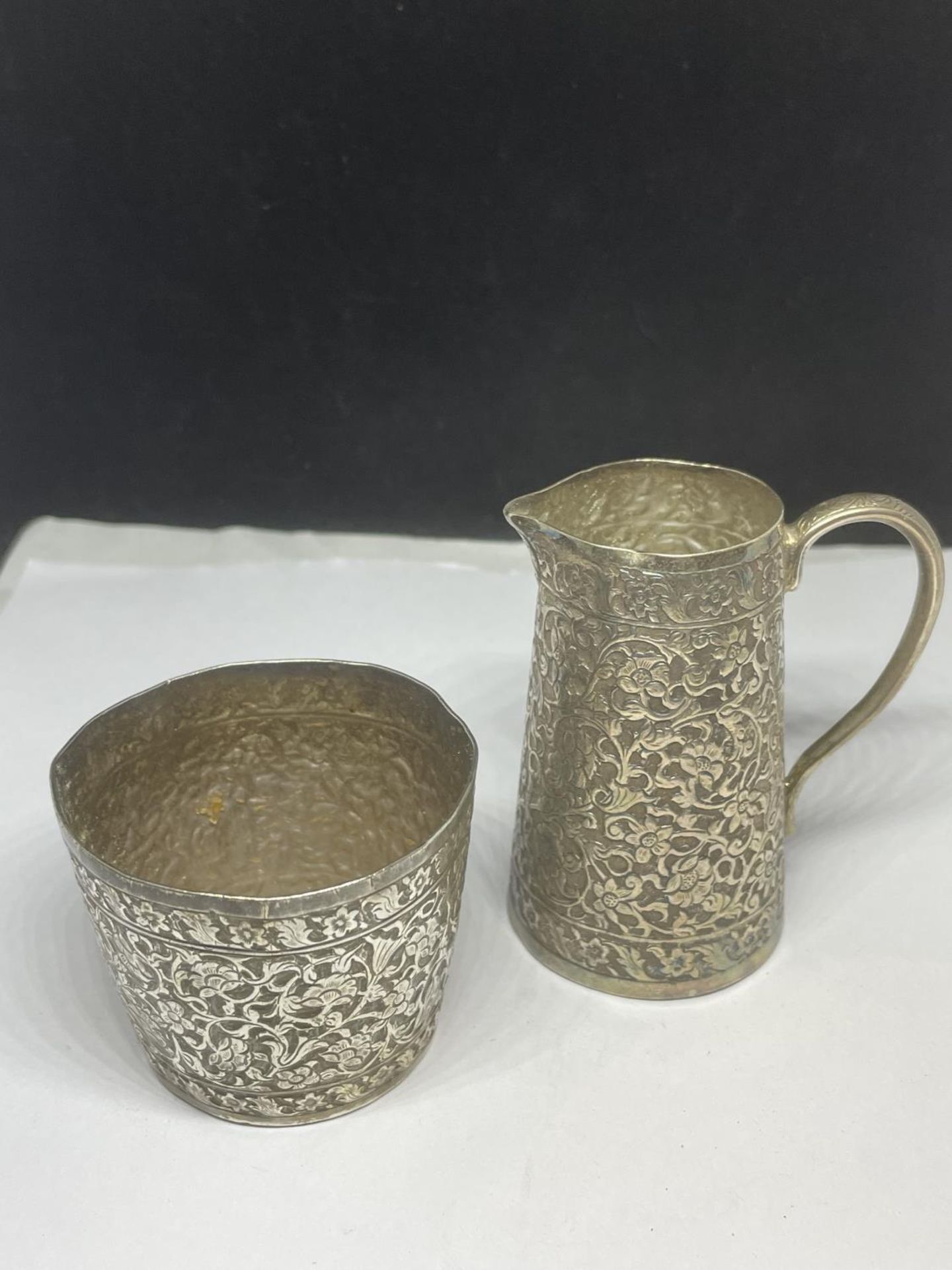 A MIXED LOT OF ITEMS TO INCLUDE SILVER MUSTARD POT, WHITE METAL CONTINENTAL JUG & SUGAR BOWL, SILVER - Image 2 of 3