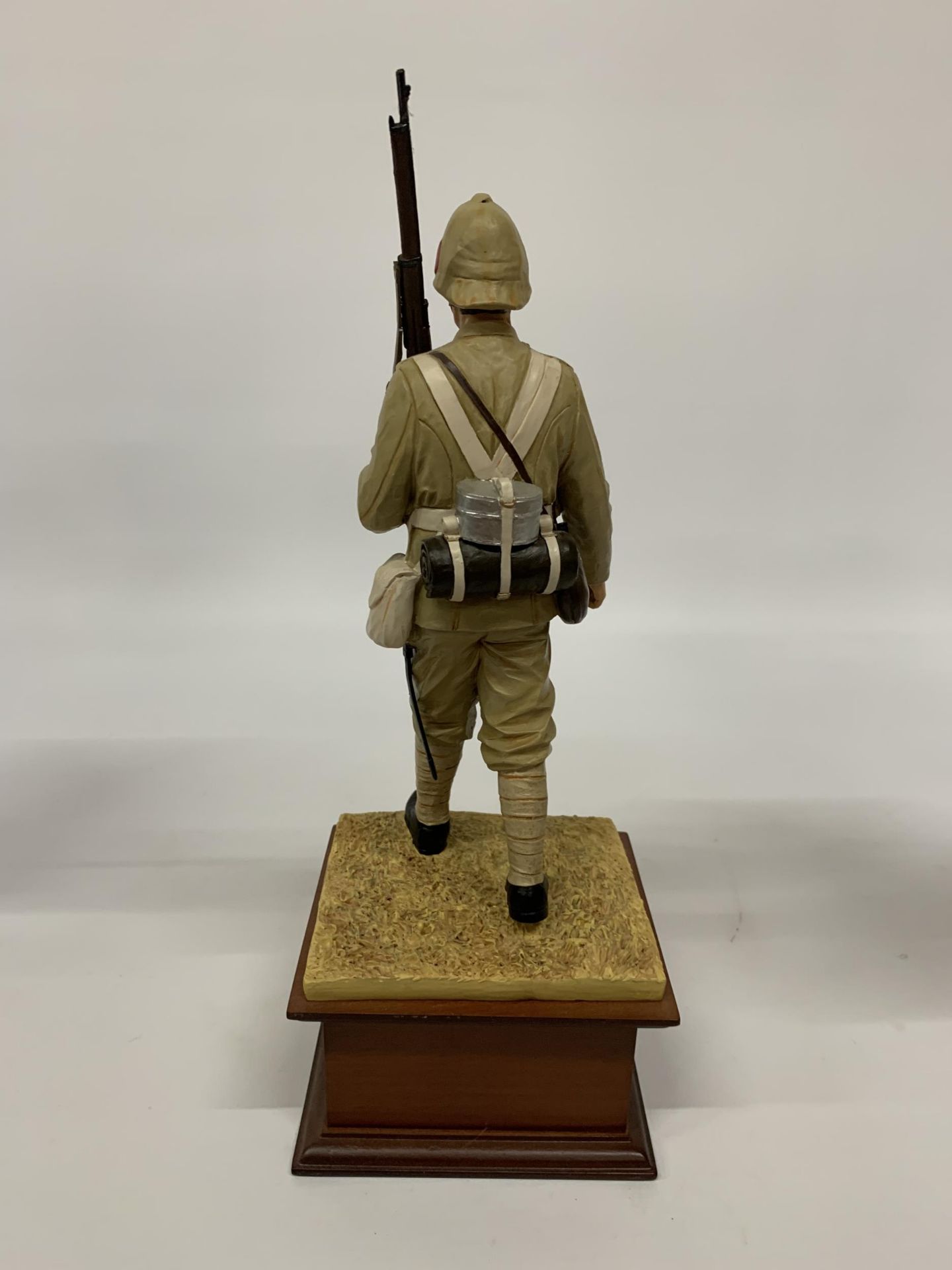 A DANBURY MINT MODEL OF A BOER WAR SOLDIER ON A WOODEN PLINTH HEIGHT 31CM - Image 3 of 6