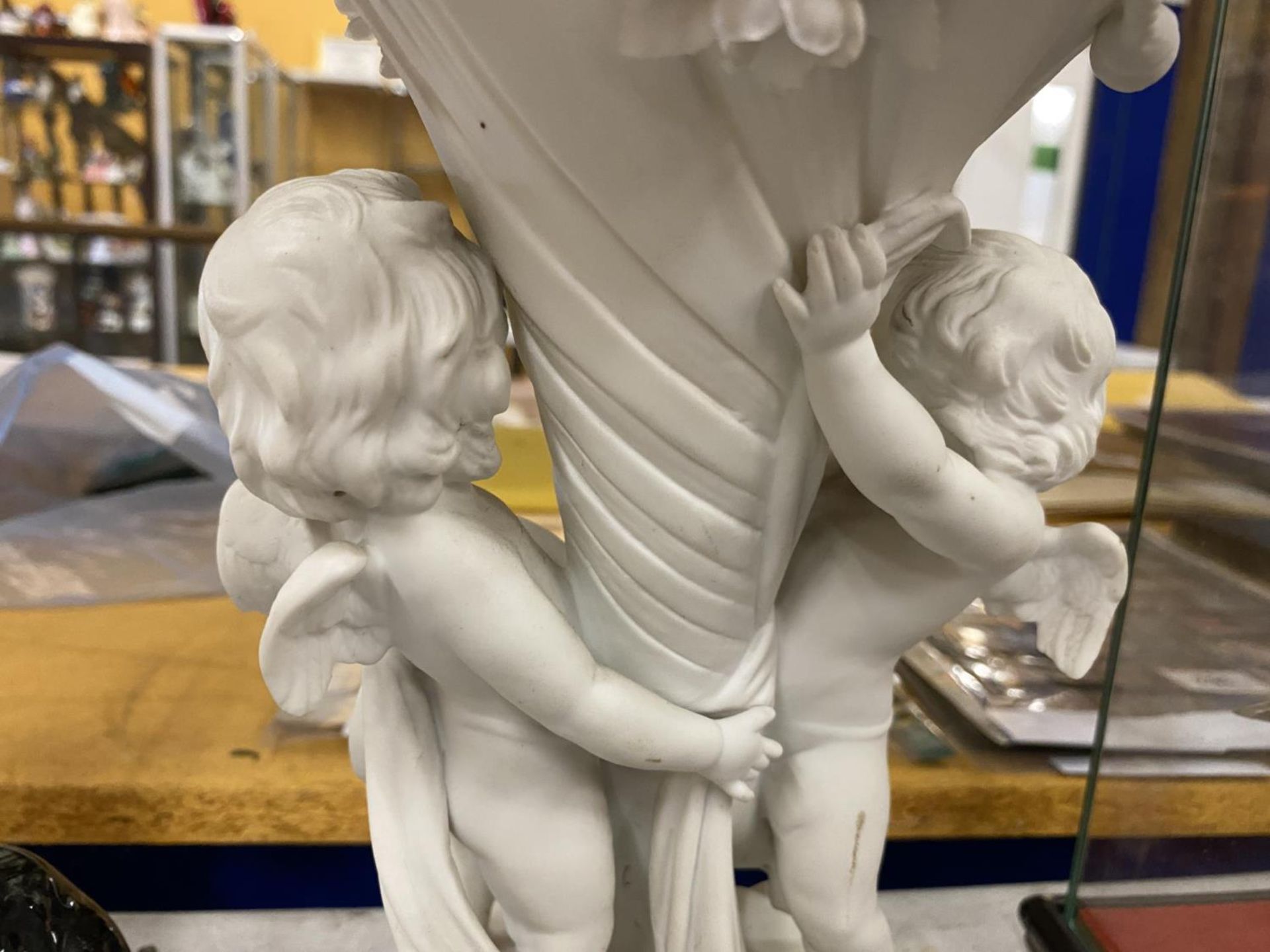 A PARIAN STYLE CONTINENTAL CHERUB DESIGN VASE, IMPRESSED 1591 TO BASE - Image 2 of 4