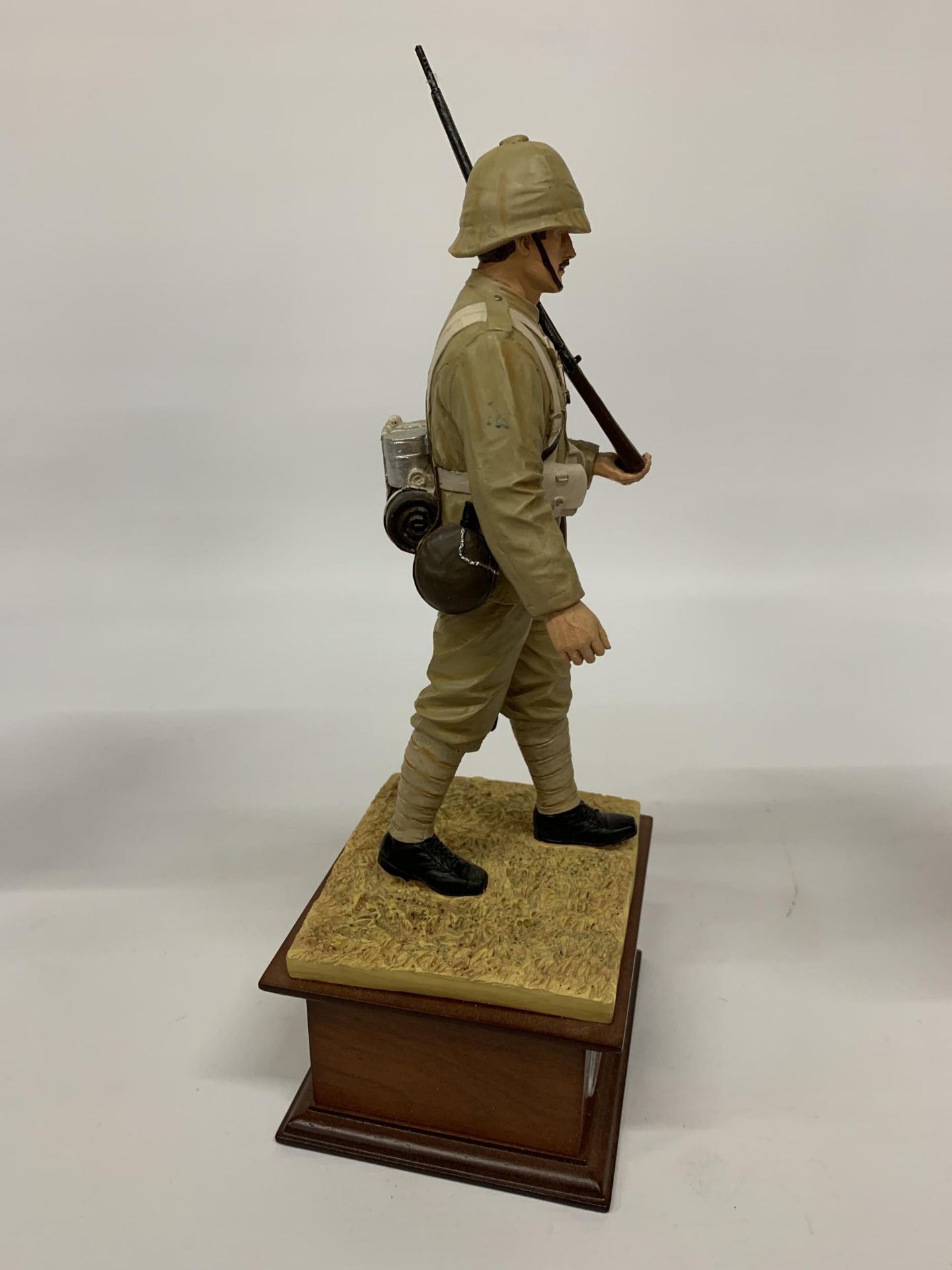 A DANBURY MINT MODEL OF A BOER WAR SOLDIER ON A WOODEN PLINTH HEIGHT 31CM - Image 2 of 6