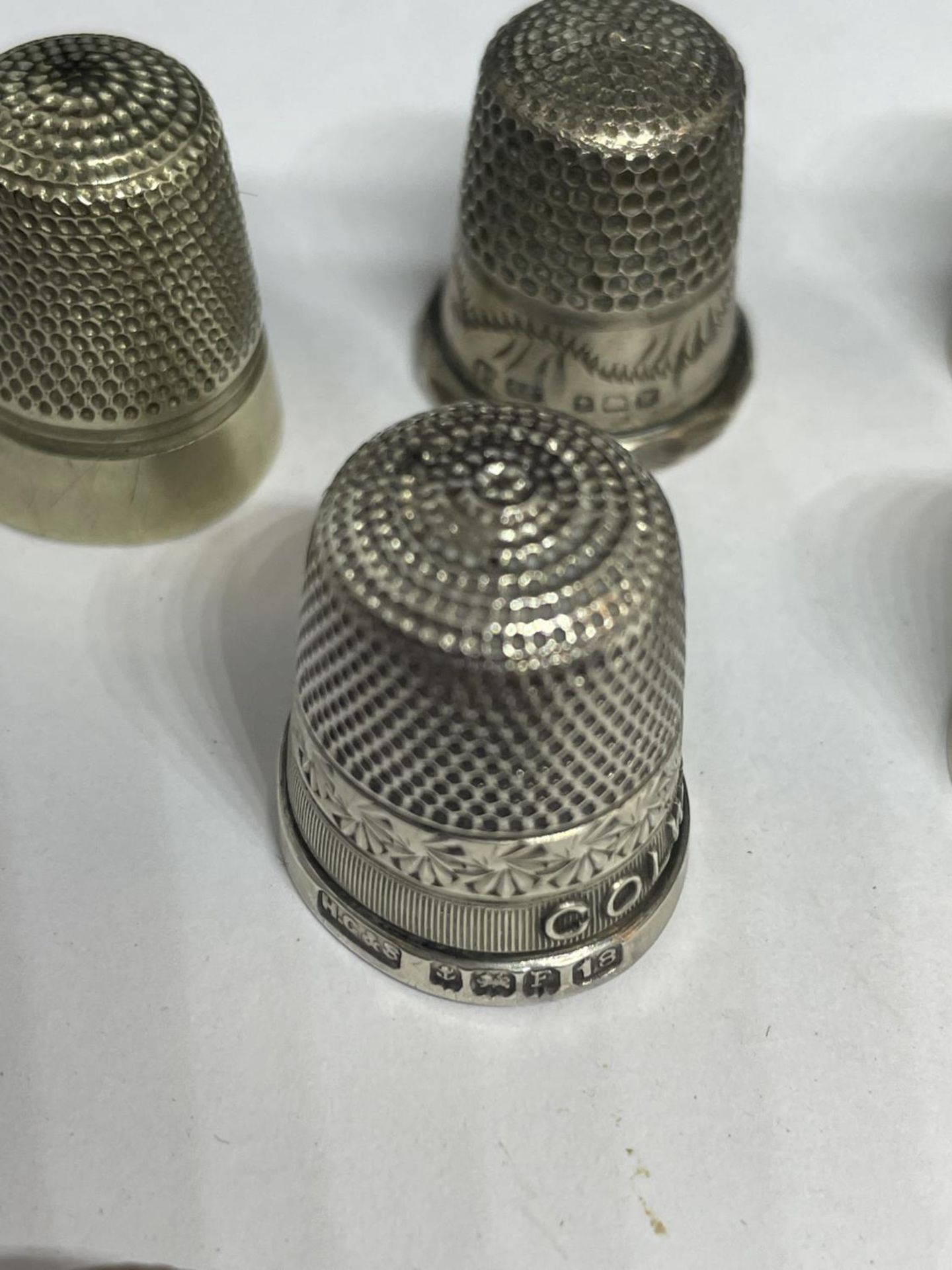 EIGHT VARIOUS THIMBLES TO INCLUDE TWO CHESTER AND TWO BIRMINGHAM HALLMARKED, A LEATHER CASE AND A - Image 2 of 7