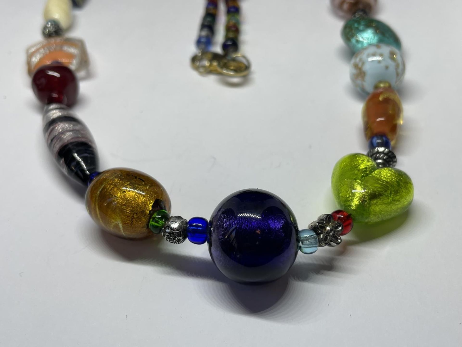 A MURANO GLASS NECKLACE - Bild 3 aus 3