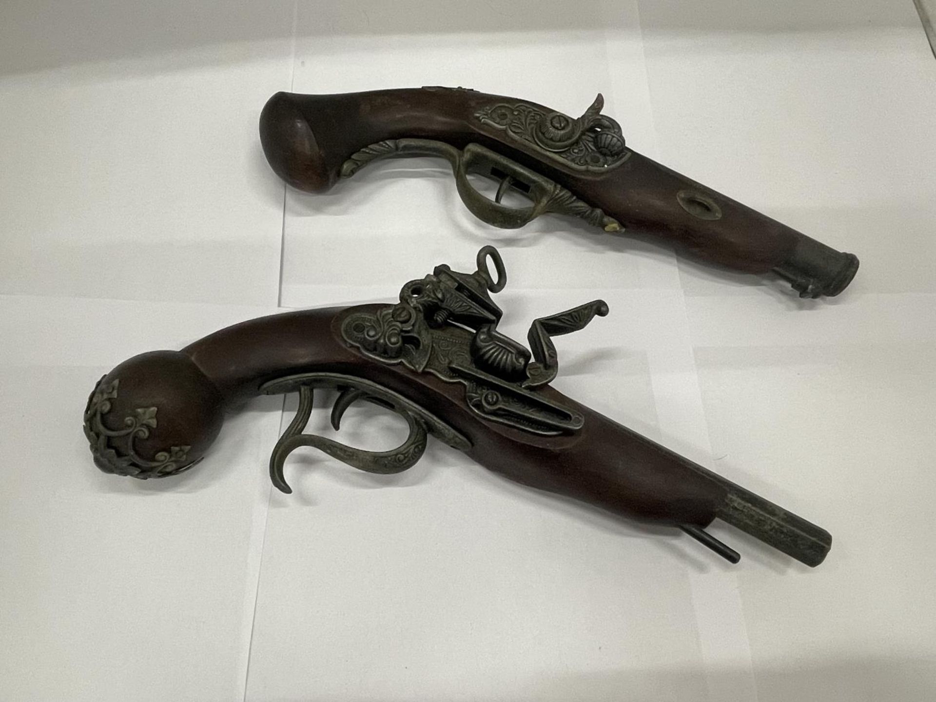 A PAIR OF DECORATIVE 'DUELING' PISTOLS - Image 2 of 2