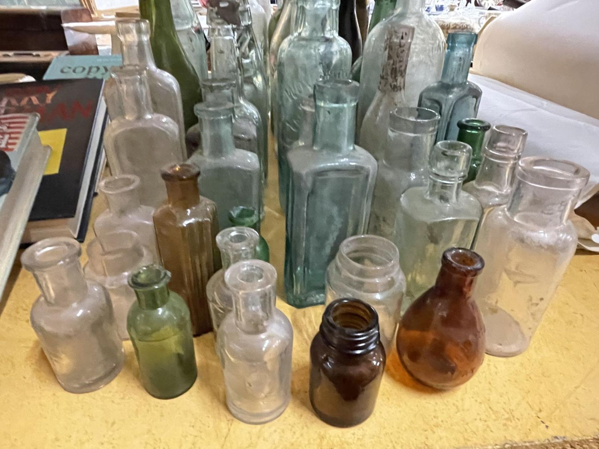 A LARGE QUANTITY OF VINTAGE GLASS BOTTLES TO INCLUDE SOME WITH GLASS MARBLES - Image 2 of 4