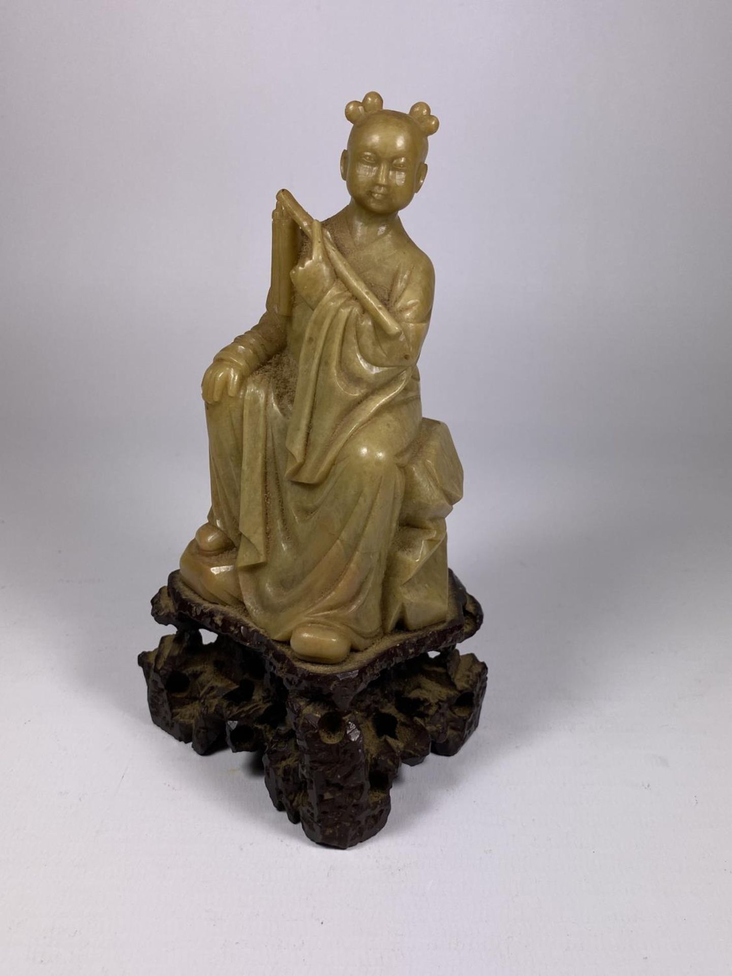 AN ORIENTAL JADE STYLE FIGURE, HEIGHT 16CM