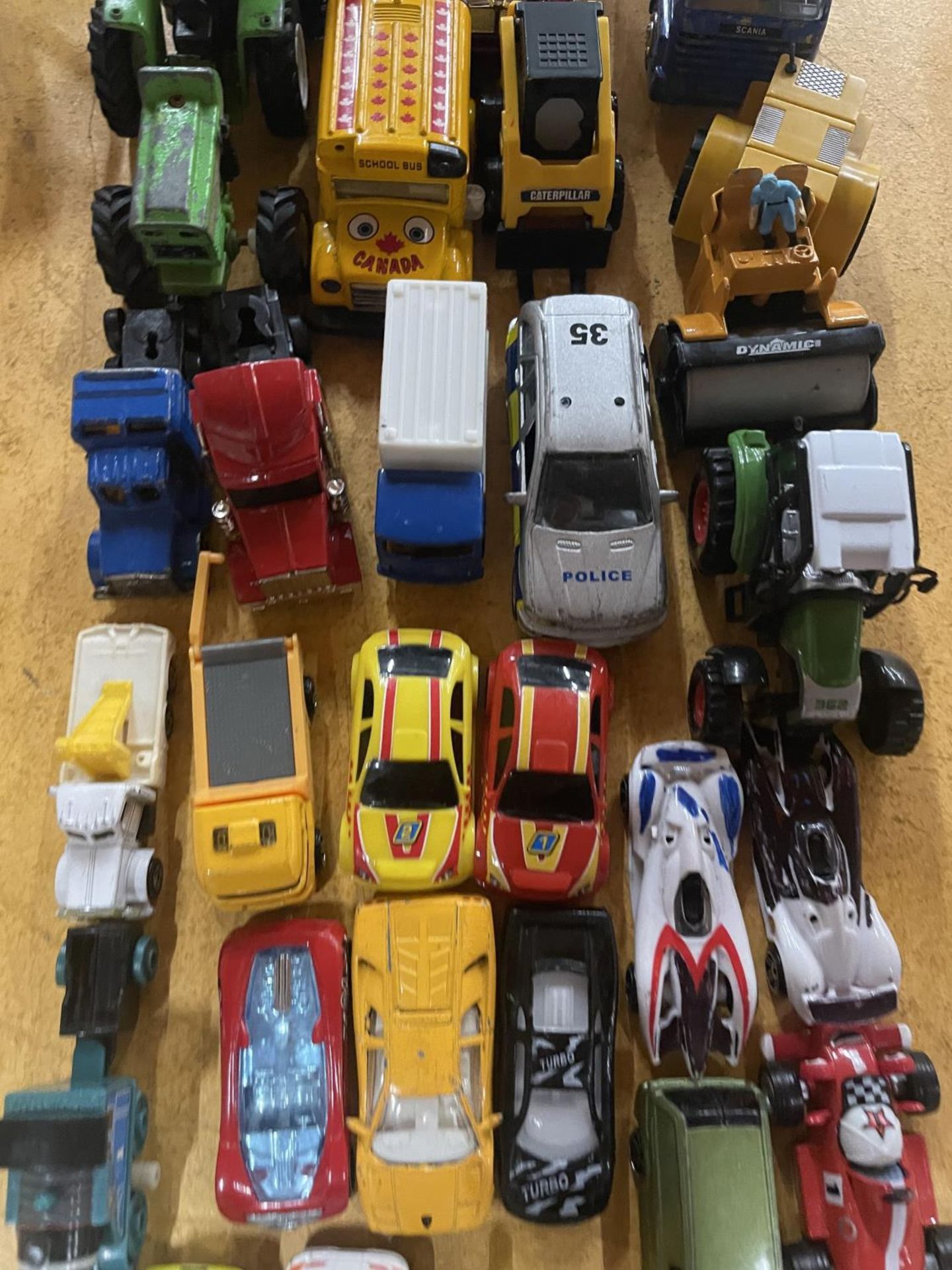 A LARGE QUANTITY OF TOY VEHICLES TO INCLUDE TRUCKS AND CARS, ETC - Image 3 of 4