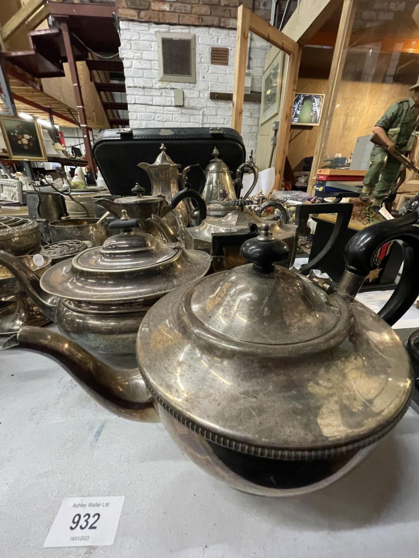 A LARGE QUANTITY OF SILVER PLATED TEAPOTS AND COFFEE POTS - Bild 2 aus 3