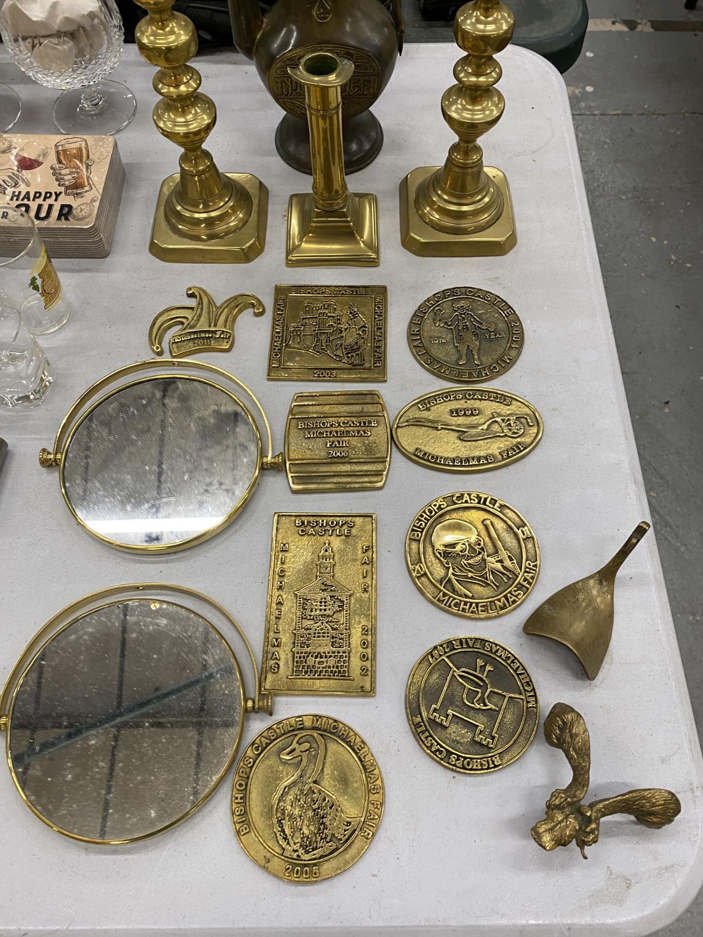 A QUANTITY OF VINTAGE BRASS MICHAELMAS FAIR PLAQUES, CANDLESTICKS AND A MIDDLE EASTERN STYLE - Image 3 of 3