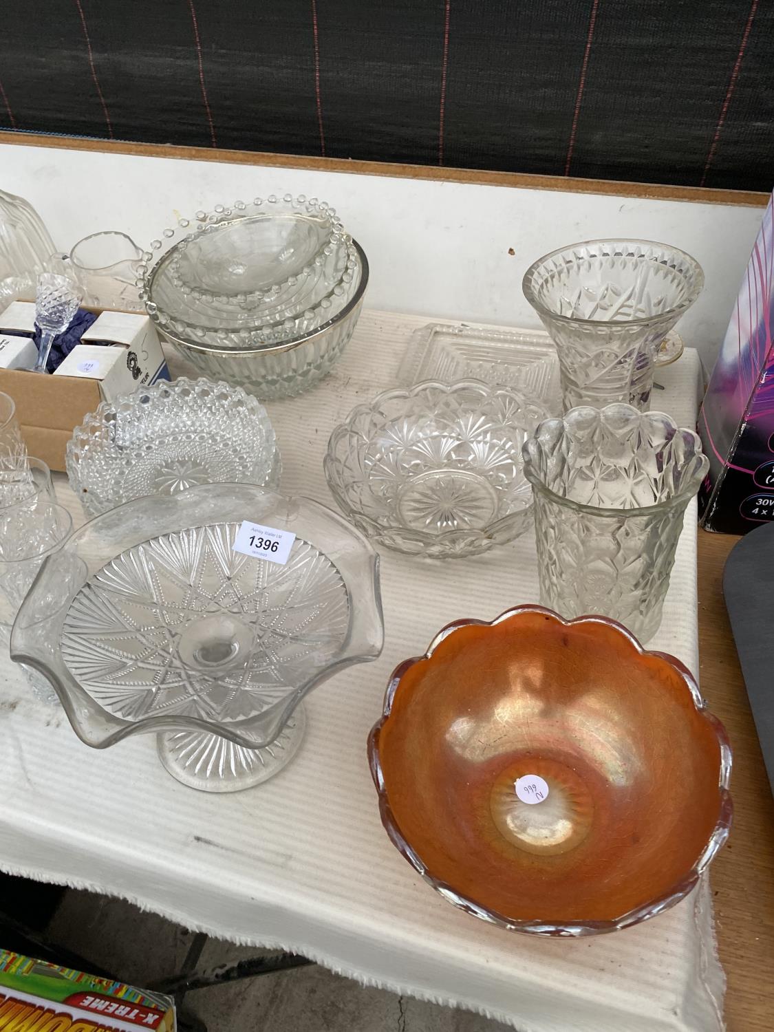 A LARGE ASSORTMENT OF GLASS WARE TO INCLUDE A DECANTER, BOWLS AND TWO JANE CHARLES PLATES ETC - Image 3 of 5