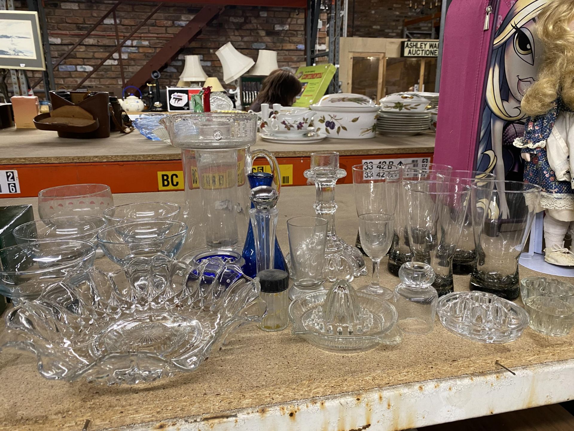 A LARGE QUANTITY OF GLASSWARE TO INCLUDE A CANDLESTICK, JUG, BOWLS, GLASSES, ETC