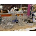 A LARGE QUANTITY OF GLASSWARE TO INCLUDE A CANDLESTICK, JUG, BOWLS, GLASSES, ETC