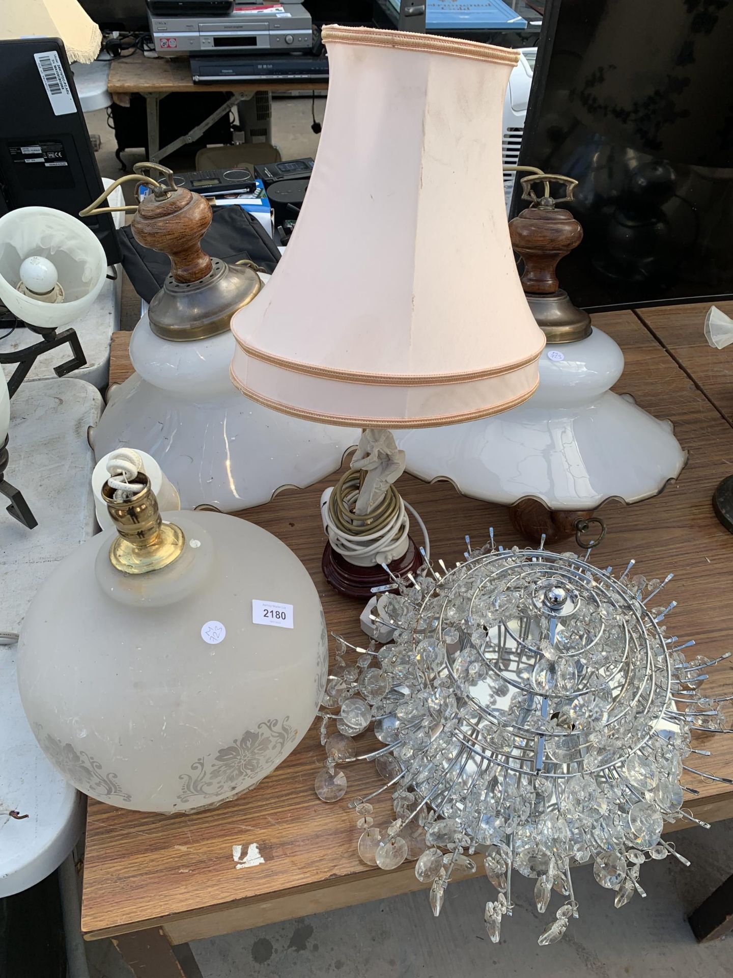 AN ASSORTMENT OF LIGHT FITTINGS AND LAMPS