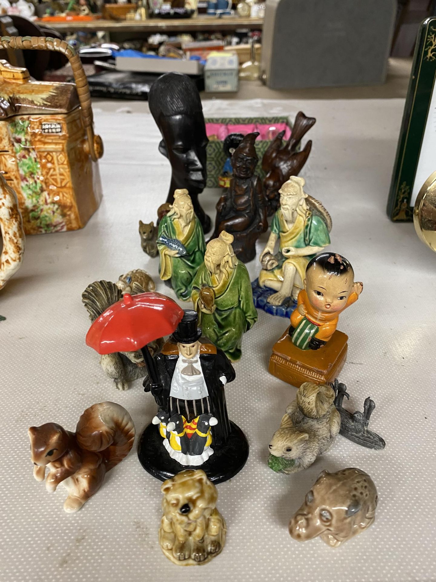 A QUANTITY OF SMALL CERAMIC ITEMS TO INCLUDE ANIMALS, ORIENTAL FIGURES, A ROBERTSONS FIGURE, ETC