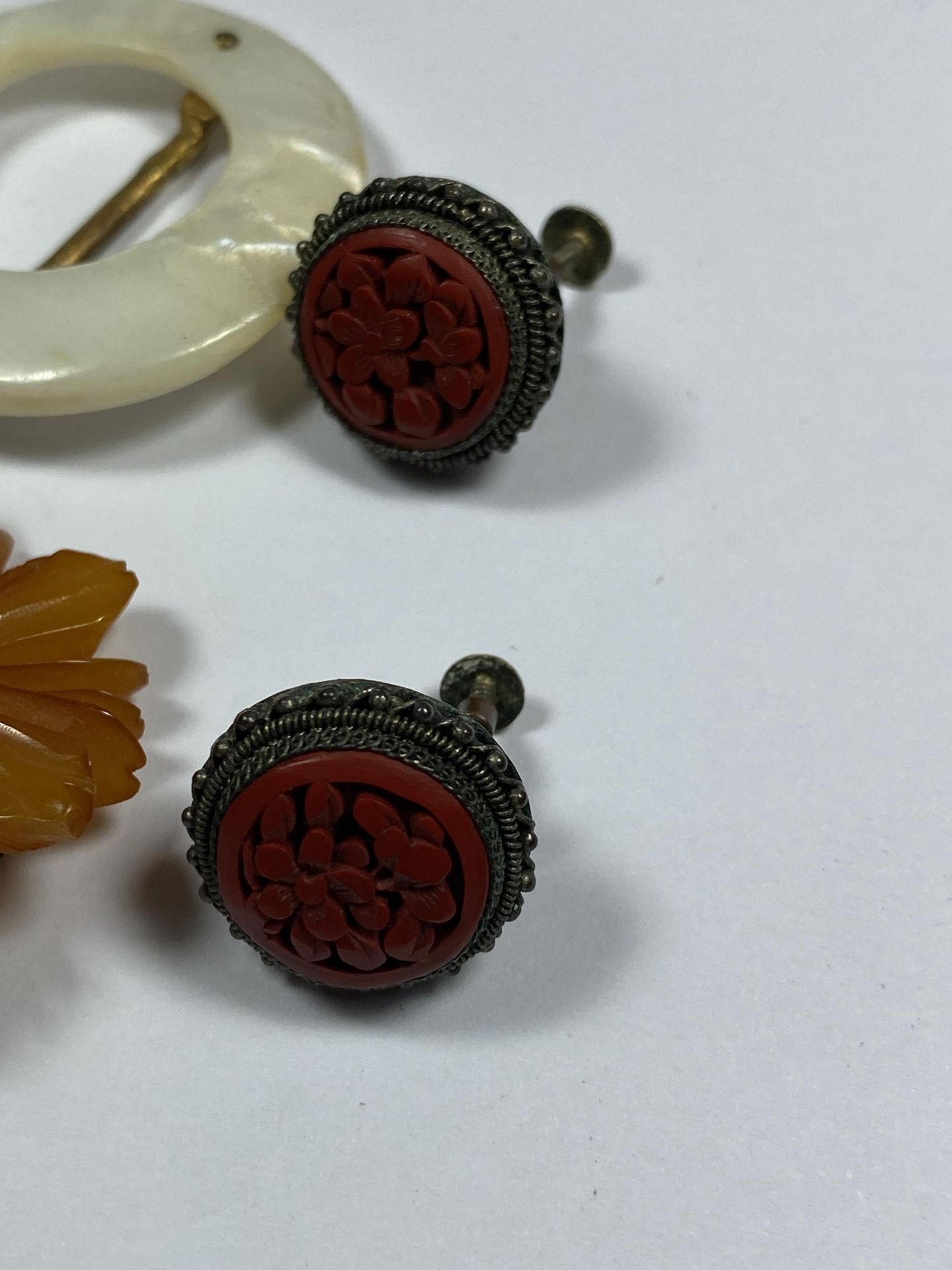 A MIXED GROUP OF VINTAGE JEWELLERY TO INCLUDE CARVED ORIENTAL CINNABAR EARRINGS, RED STONE BROOCH, - Image 3 of 3