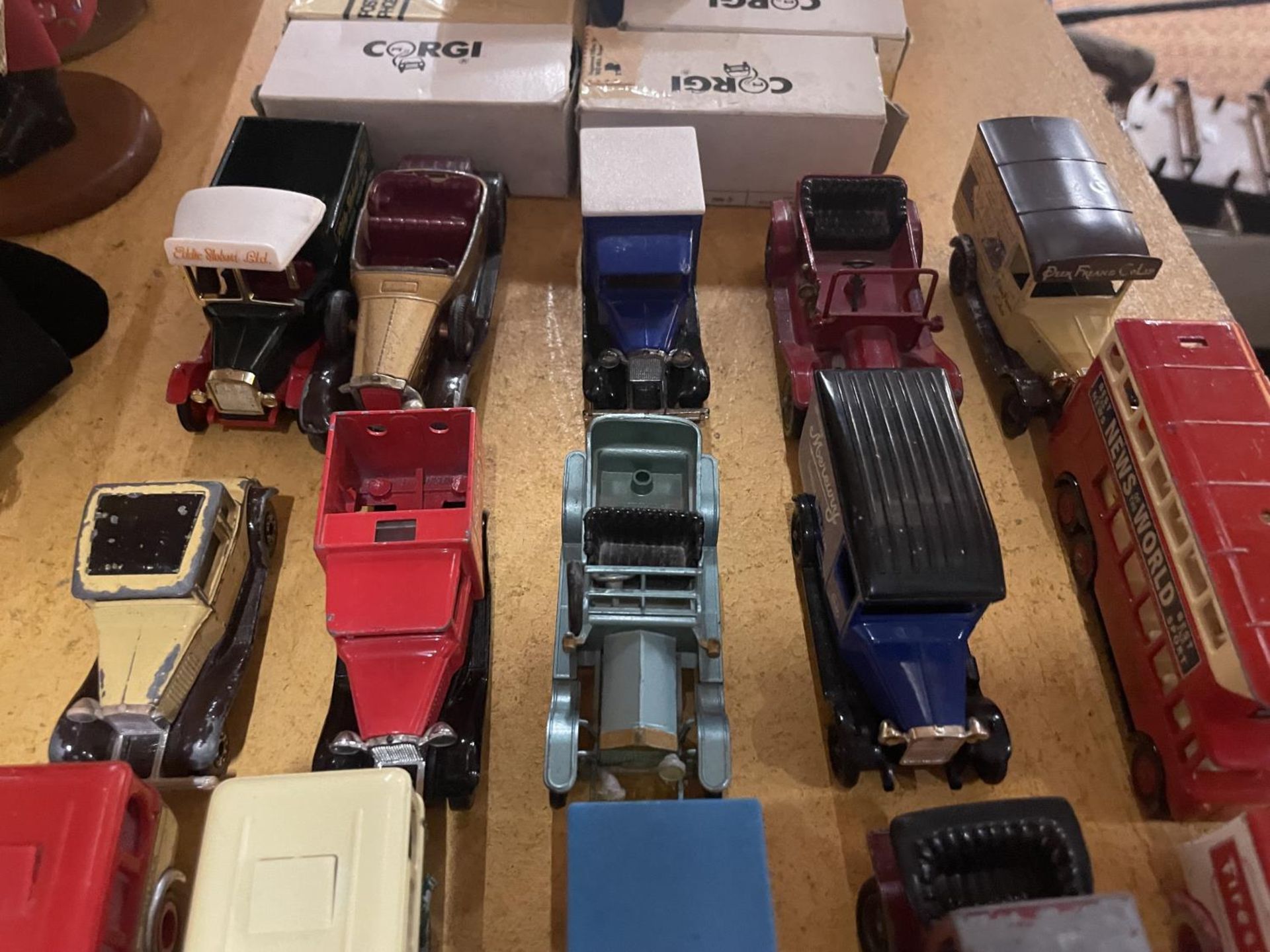 NINE BOXED CORGI DIECAST VINTAGE VANS PLUS EIGHTEEN UNBOXED LLEDO AND MATCHBOX VEHICLES - Image 3 of 4