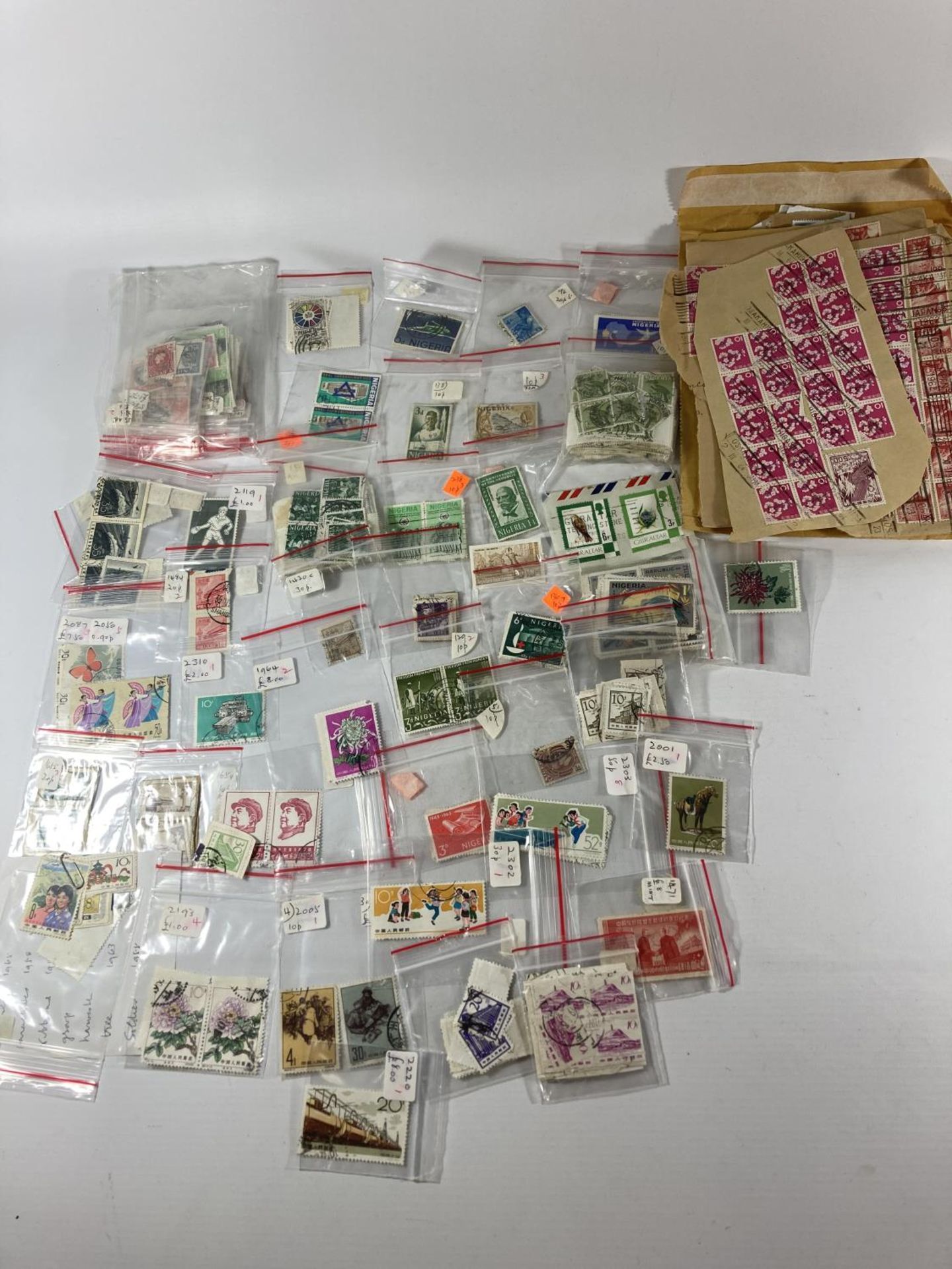 A BAG OF ASSORTED LOOSE AND FURTHER STAMPS