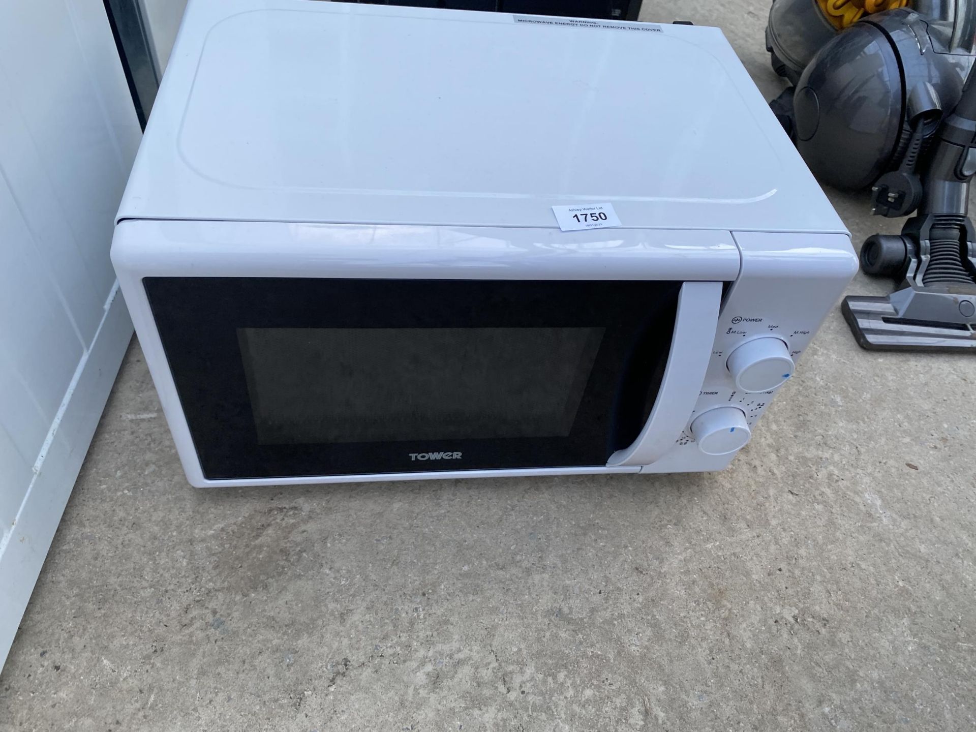 A WHITE TOWER MICROWAVE OVEN