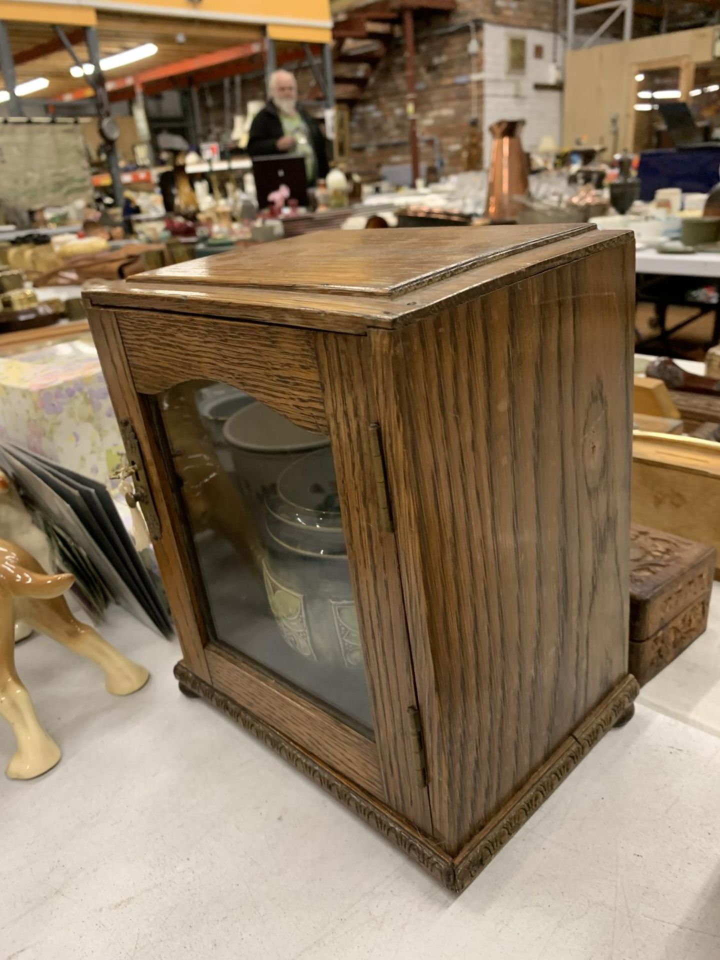 A VINTAGE OAK TOBACCO CABINET WITH GLASS FRONT AND KEY TO INCLUDE A ROYAL DOULTON TOBACCO JAR - A/ - Image 4 of 4