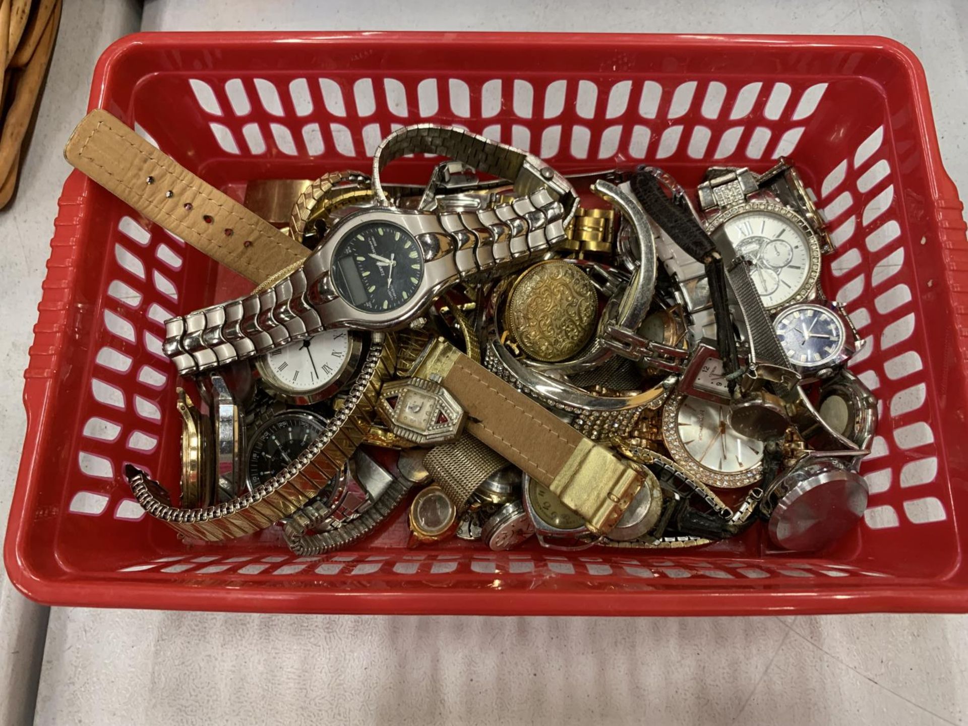 A QUANTITY OF WRISTWATCHES TO INCLUDE VINTAGE
