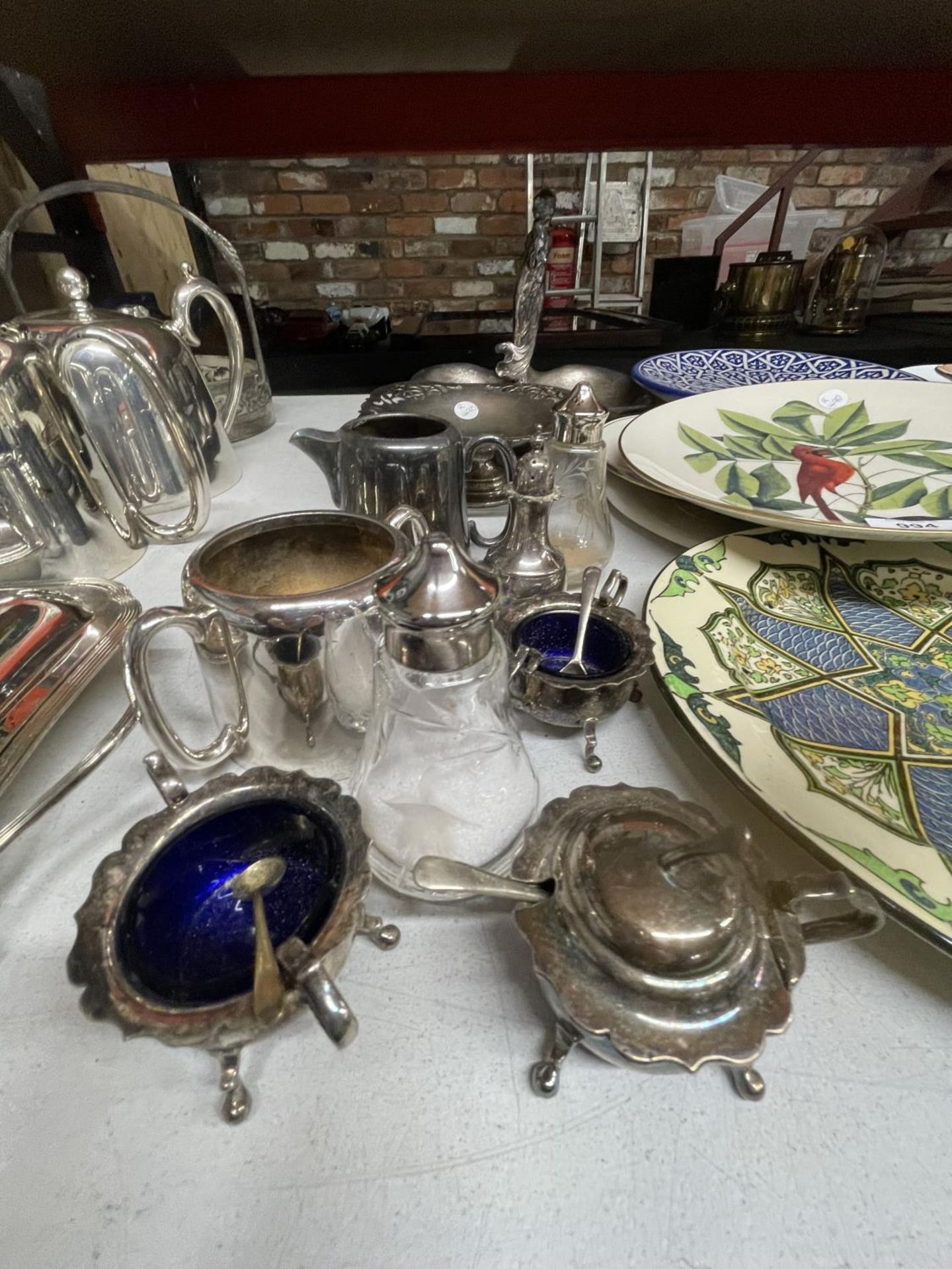 A QUANTITY OF SILVER PLATED ITEMS TO INCLUDE AN ART NOUVEAU W.M.F FIGURAL DESIGN DISH, SALTS AND - Image 2 of 6