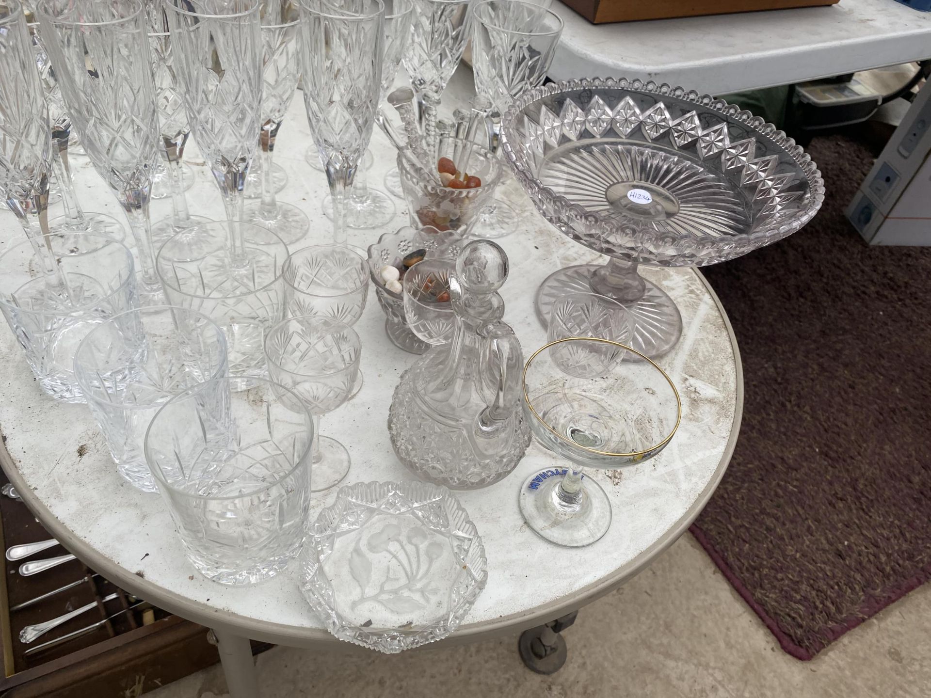 AN ASSORTMENT OF GLASS WARE TO INCLUDE CHAMPAGNE FLUTES, WINE GLASSES AND A CAKE STAND ETC - Image 3 of 3