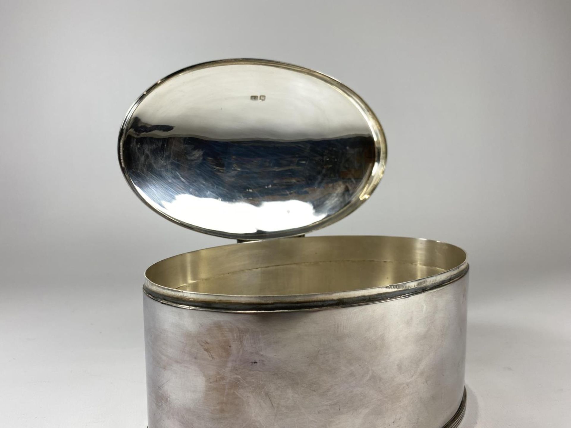 A GEORGE V SILVER LIDDED BOX, HALLMARKS FOR SHEFFIELD, 1938, MAKERS ATKIN BROTHERS, HEIGHT 10CM, - Image 2 of 4