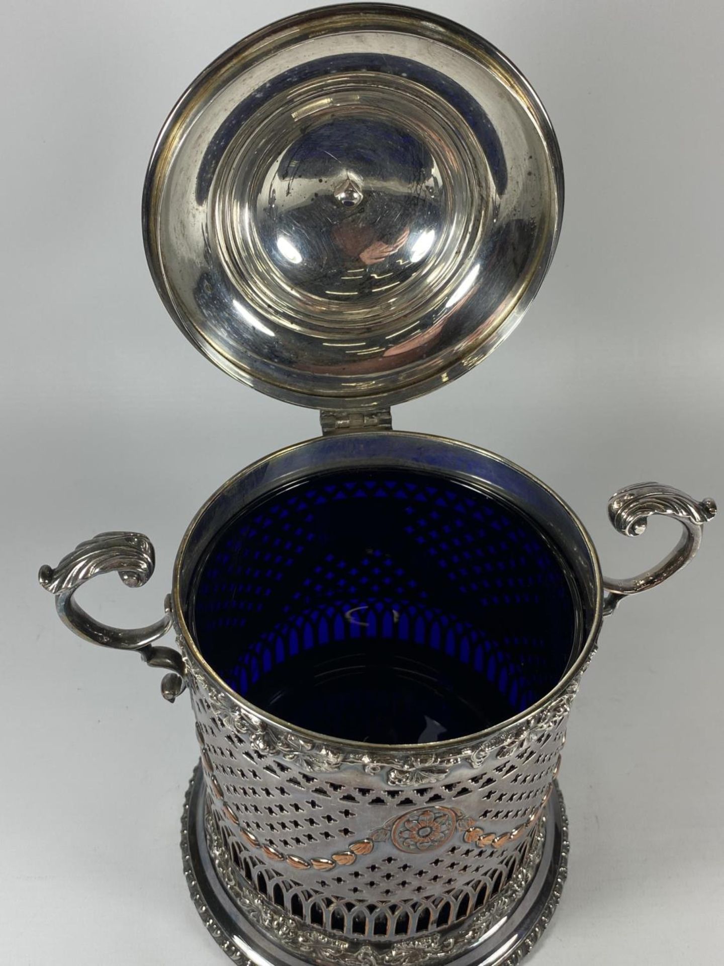 A GOOD QUALITY TWIN HANDLED SILVER PLATED BISCUIT BARELL WITH INNER BLUE GLASS LINER, HEIGHT 20CM - Image 4 of 5