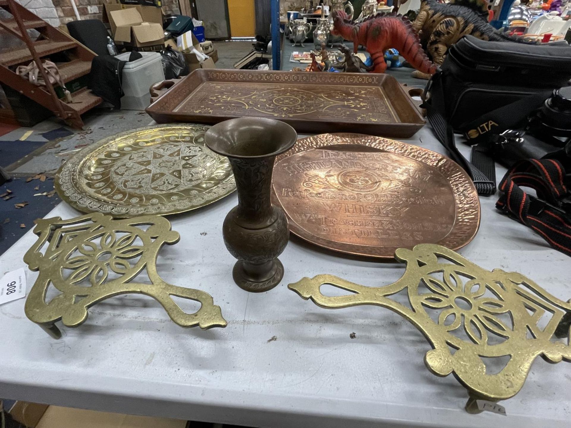 A QUANTITY OF BRASS ITEMS TO INCLUDE A BRASS INLAID WOODEN TRAY, TRIVETS, A WALL PLATE PLUS A COPPER - Image 2 of 5