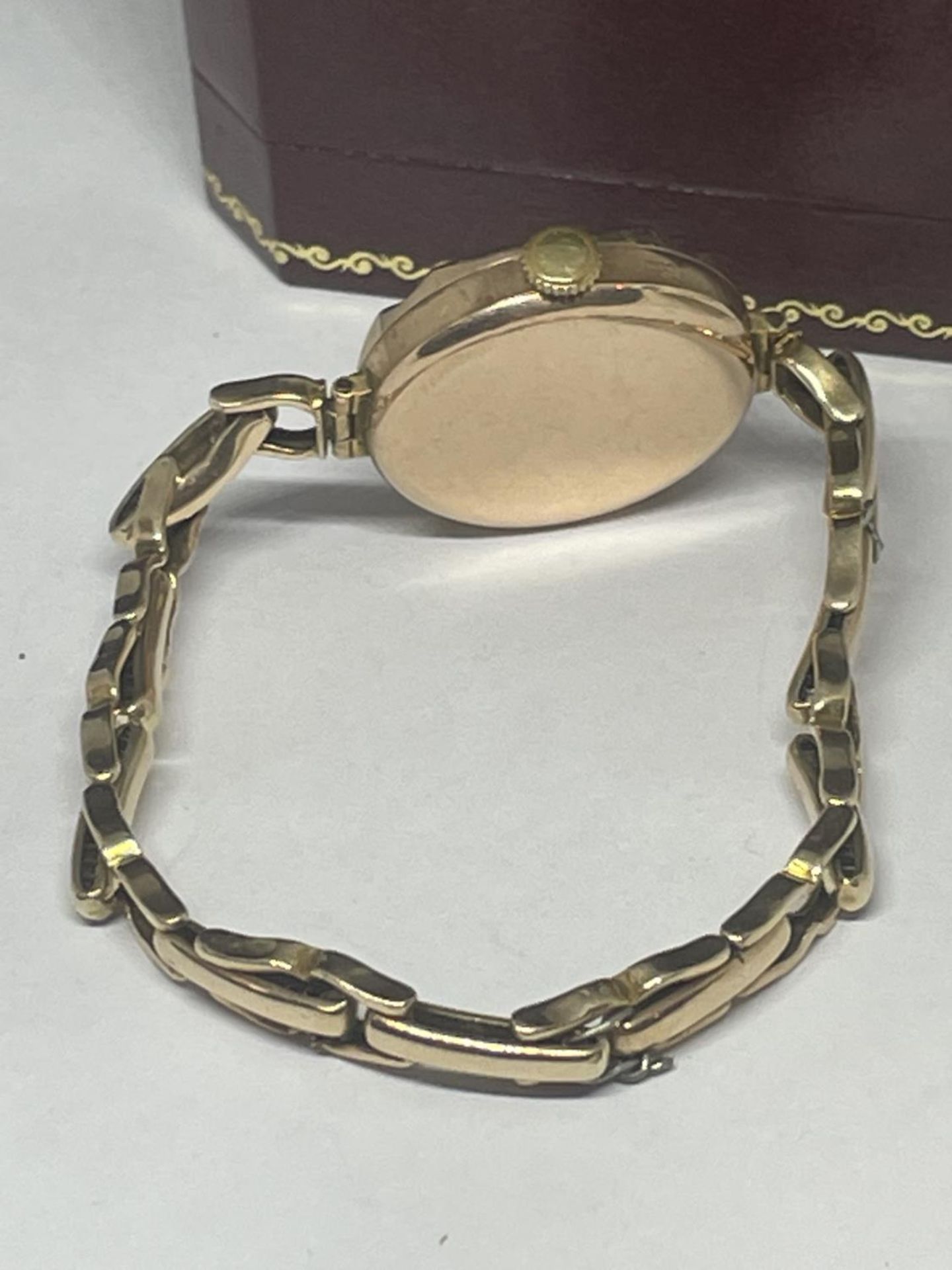 A VINTAGE 9CT YELLOW GOLD LADIES WATCH & STRAP, WEIGHT 18.54G - Image 3 of 3