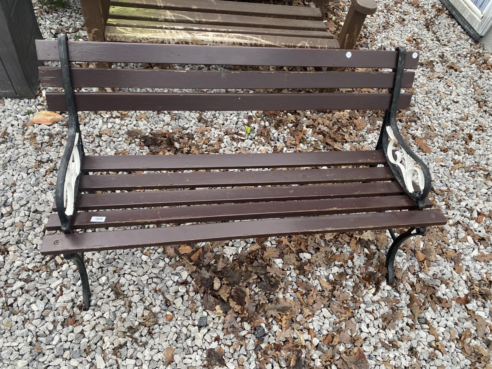 A SLATTED GARDEN BENCH WITH CAST BENCH ENDS - Image 2 of 3