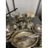 A LARGE QUANTITY OF SILVER PLATED ITEMS TO INCLUDE TRAYS, ROSE BOWLS, GOBLETS, FLATWARE,