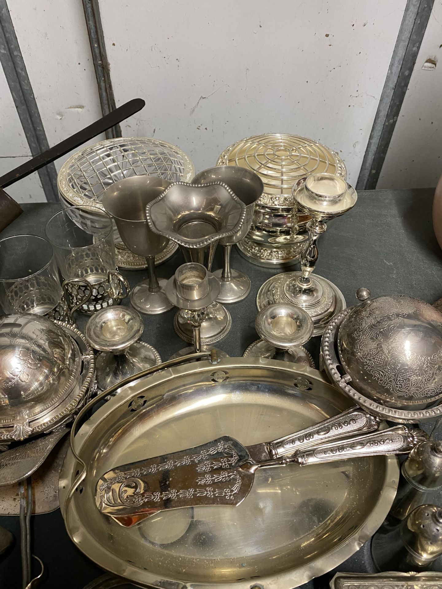 A LARGE QUANTITY OF SILVER PLATED ITEMS TO INCLUDE TRAYS, ROSE BOWLS, GOBLETS, FLATWARE,