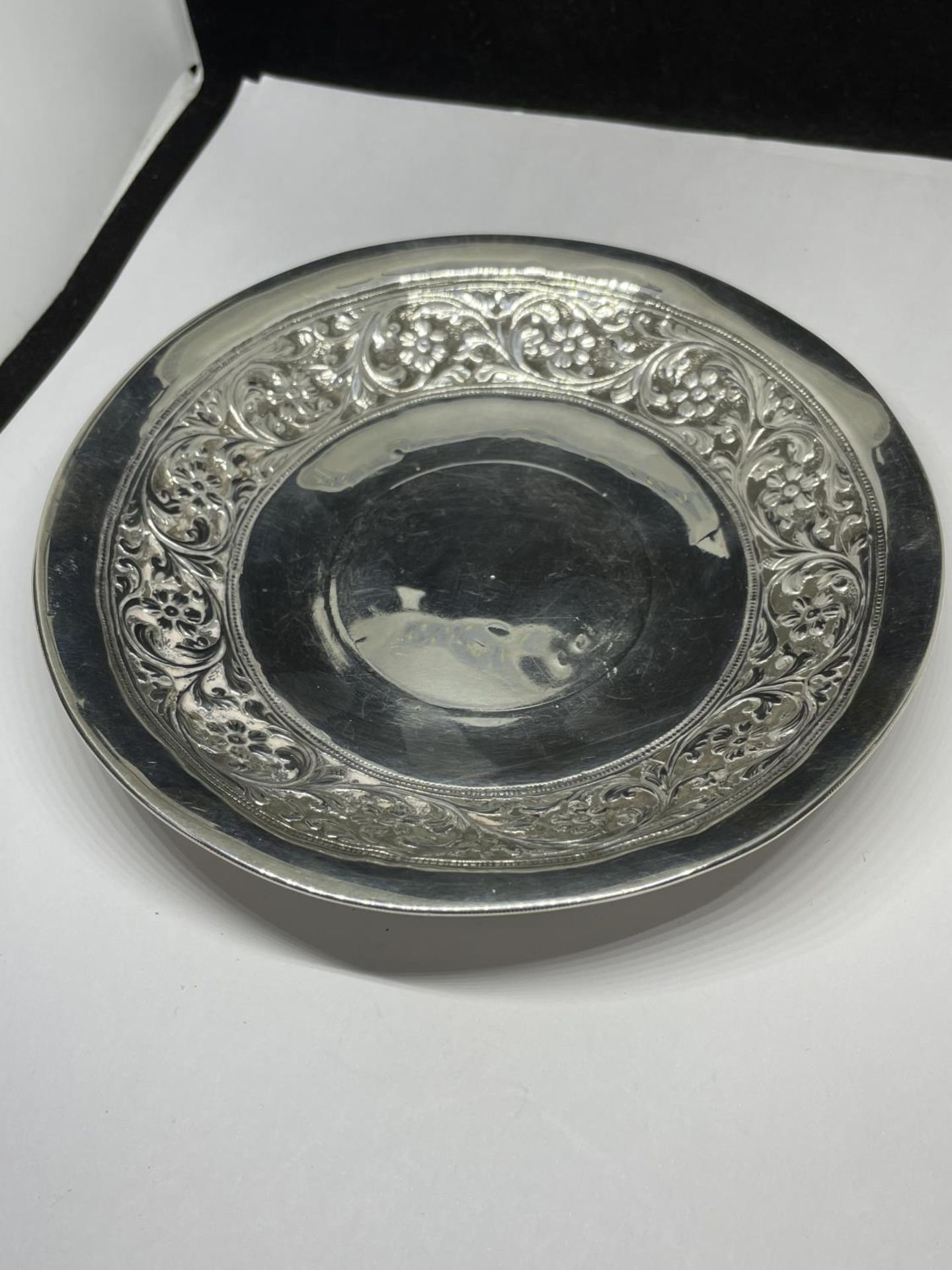 A WHITE METAL DISH MARKED 9CT K W