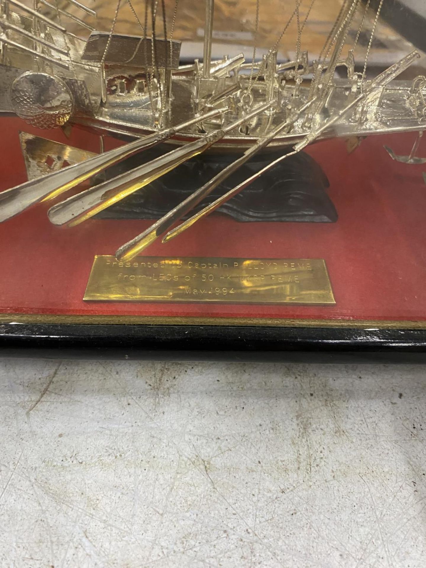 A PRESENTATION SILVER EFFECT WHITE METAL MODEL OF A BOAT IN A GLASS DISPLAY CASE - Image 3 of 3