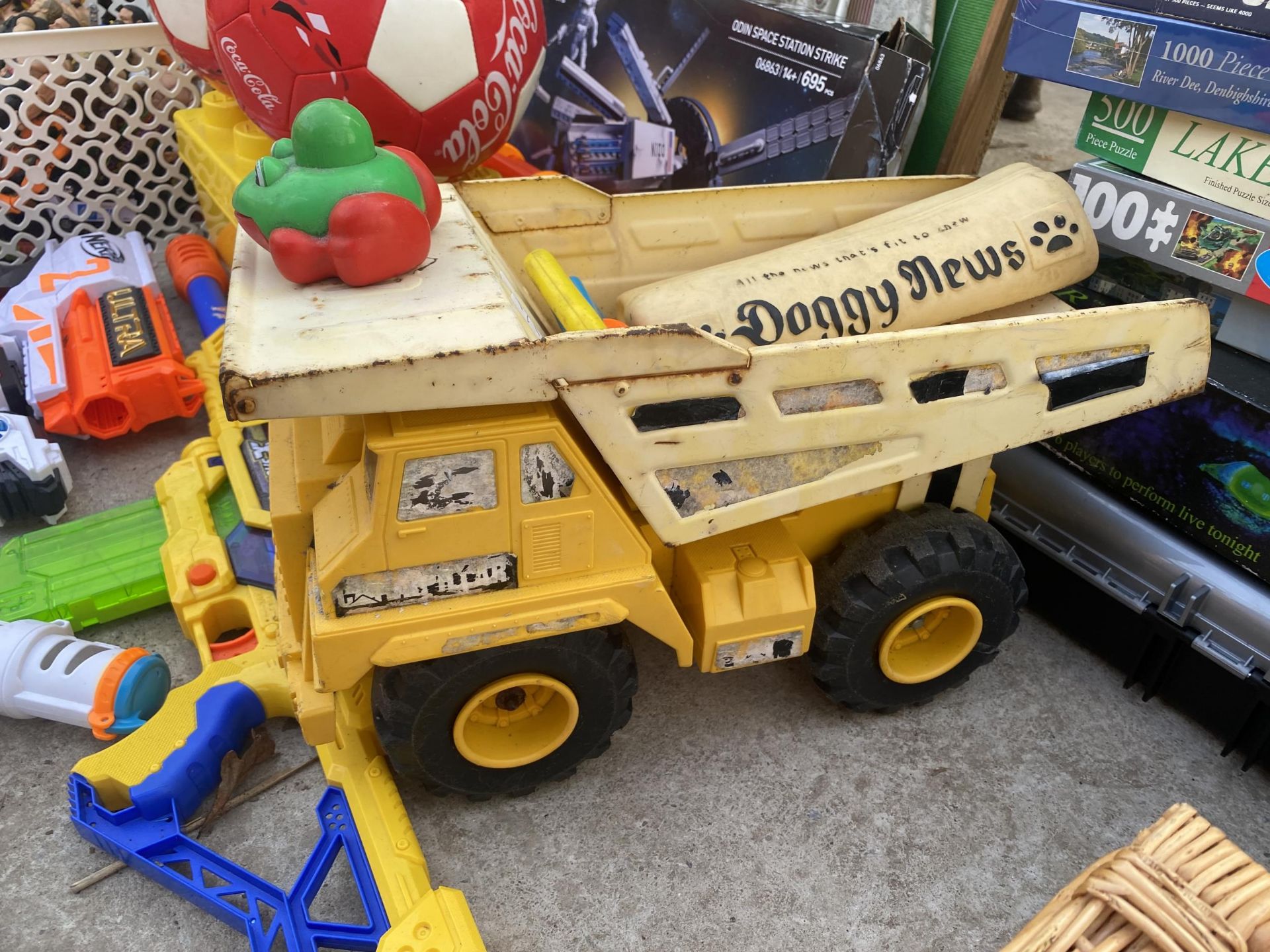 A LARGE ASSORTMENT OF TOYS TO INCLUDE WRESTLING FIGURES, NERF GUNS AND A DUMPER TRUCK ETC - Image 4 of 7